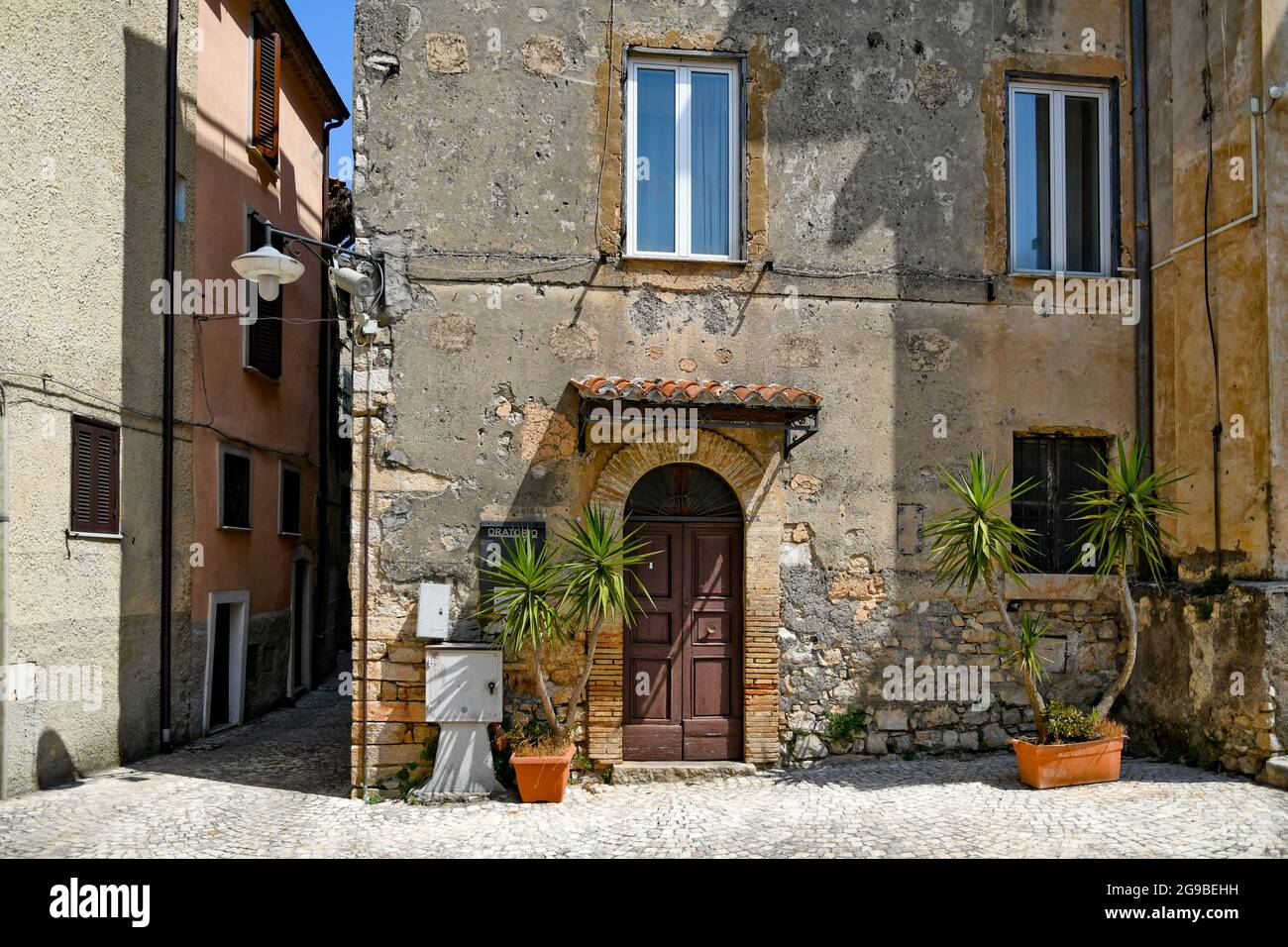 Maenza, Italia, 24 de julio de 2021. La fachada de una antigua casa en