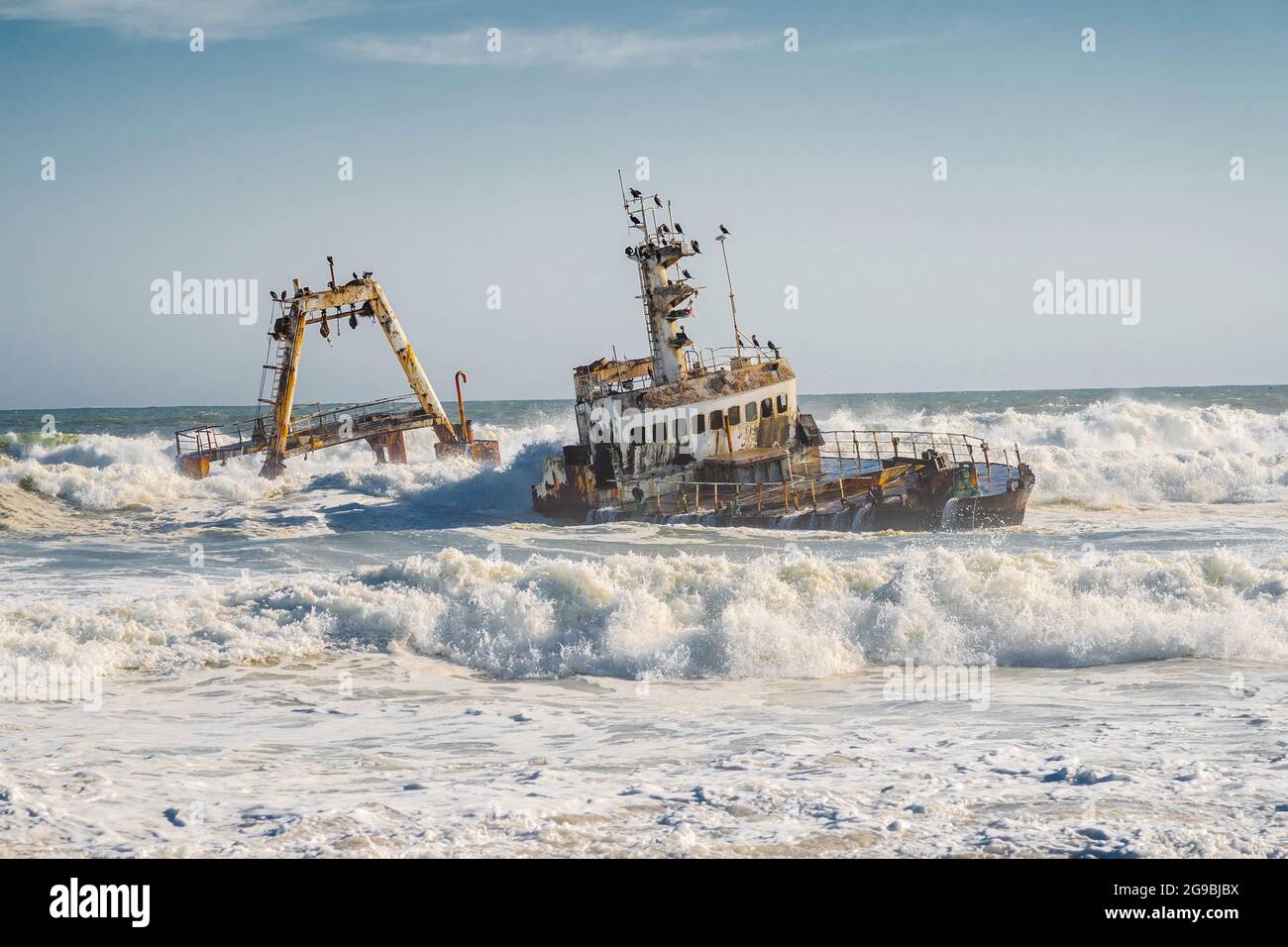 Olas rompiendo en Zeila Shipwreck en la costa de Skeleton en Namibia, suroeste de África. Foto de stock
