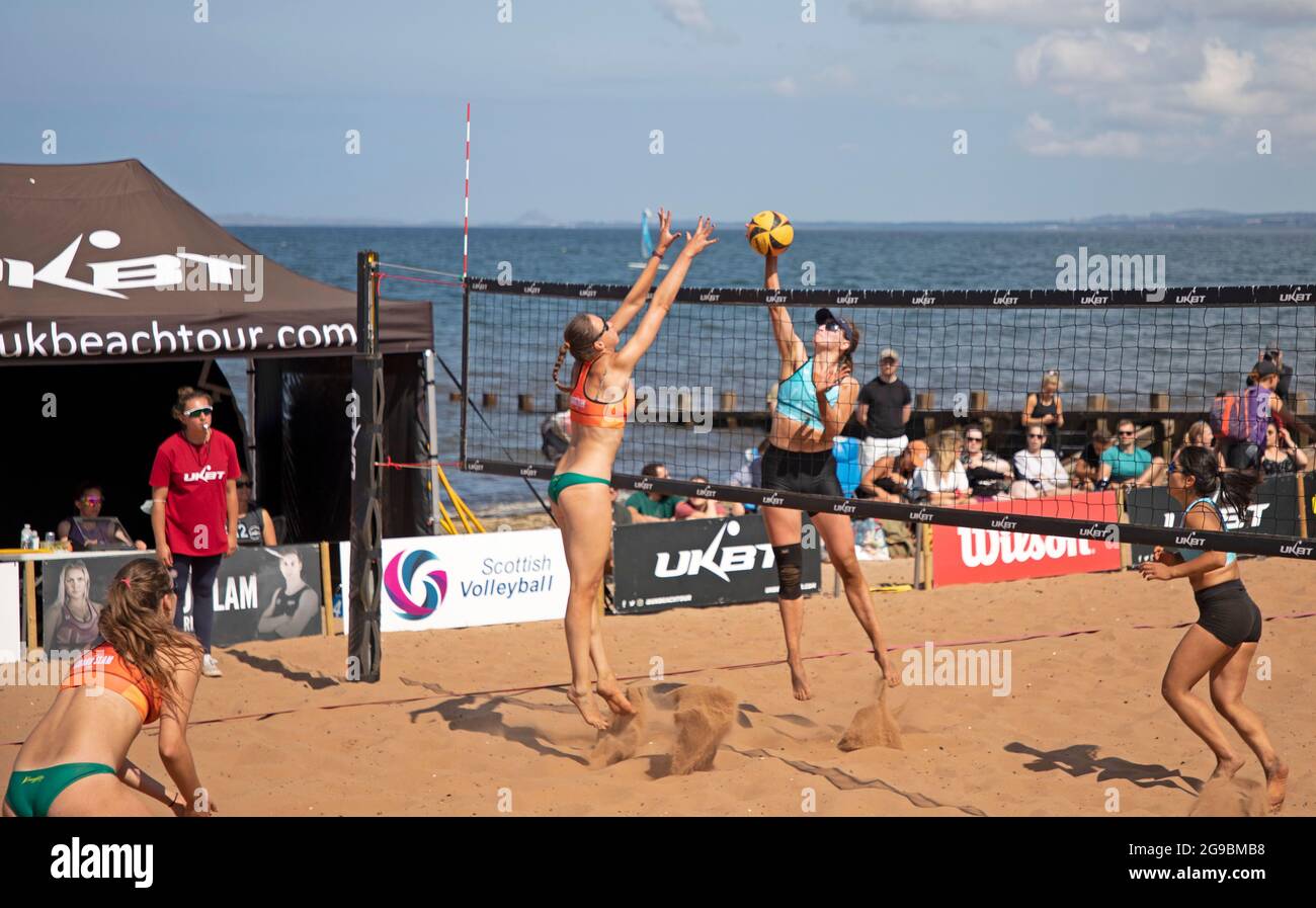 Portobello, Edimburgo, Escocia, Reino Unido. 25th de julio de 2021. UKBT Grand Slam Series Volleyball 2021 evento final para mujeres que es impartido por la Scottish Volleyball Association en asociación con UK Beachtour. Ganadores (naranja) Tokarenko/Sviridova vs Johnston/Hayashi. Crédito: Arch White/Alamy Live News Foto de stock