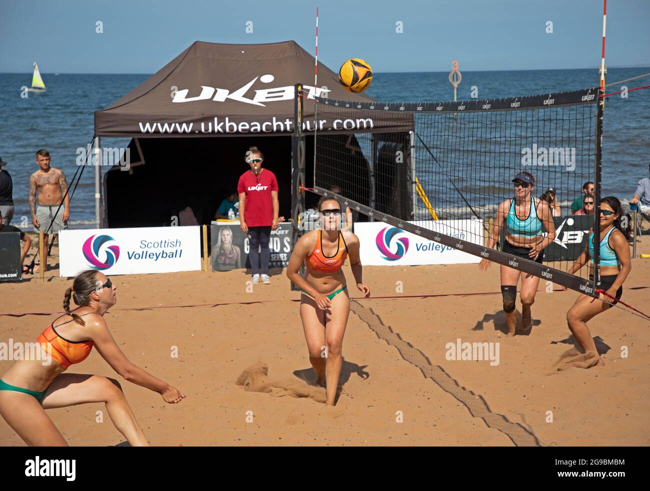 Portobello, Edimburgo, Escocia, Reino Unido. 25th de julio de 2021. UKBT Grand Slam Series Volleyball 2021 evento final para mujeres que es impartido por la Scottish Volleyball Association en asociación con UK Beachtour. Ganadores (naranja) Tokarenko/Sviridova vs Johnston/Hayashi. Crédito: Arch White/Alamy Live News Foto de stock