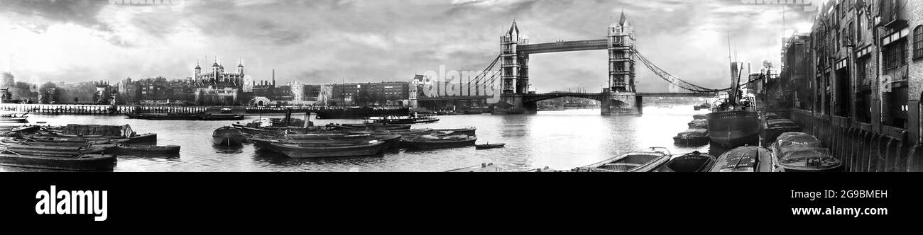 Vista panorámica de la Torre de Londres y el Puente de la Torre Foto de stock