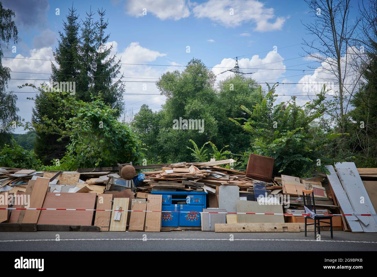 Sperrmuell sauber und ordentlich aufgestapelt nach dem Ruhrhochwasser an der B 226. Der Sperrmuell ist voraussichtlich von den unterhalb der Strasse g Foto de stock