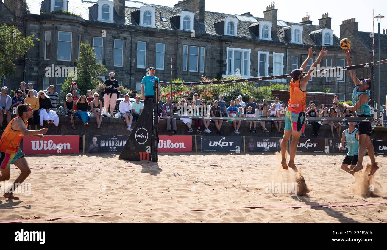 Portobello, Edimburgo, Escocia, Reino Unido. 25th de julio de 2021. UKBT Grand Slam Series Volleyball 2021, evento final para hombre, ofrecido por la Scottish Volleyball Association en asociación con UK Beach. Ganadores (azul) Rendon Peiro/Maggio vs Dunbavin/Walrond, esto se debe a que Dunbavin se lesionó en Final Set y tuvo que ceder. Crédito: Arch White/Alamy Live News Foto de stock