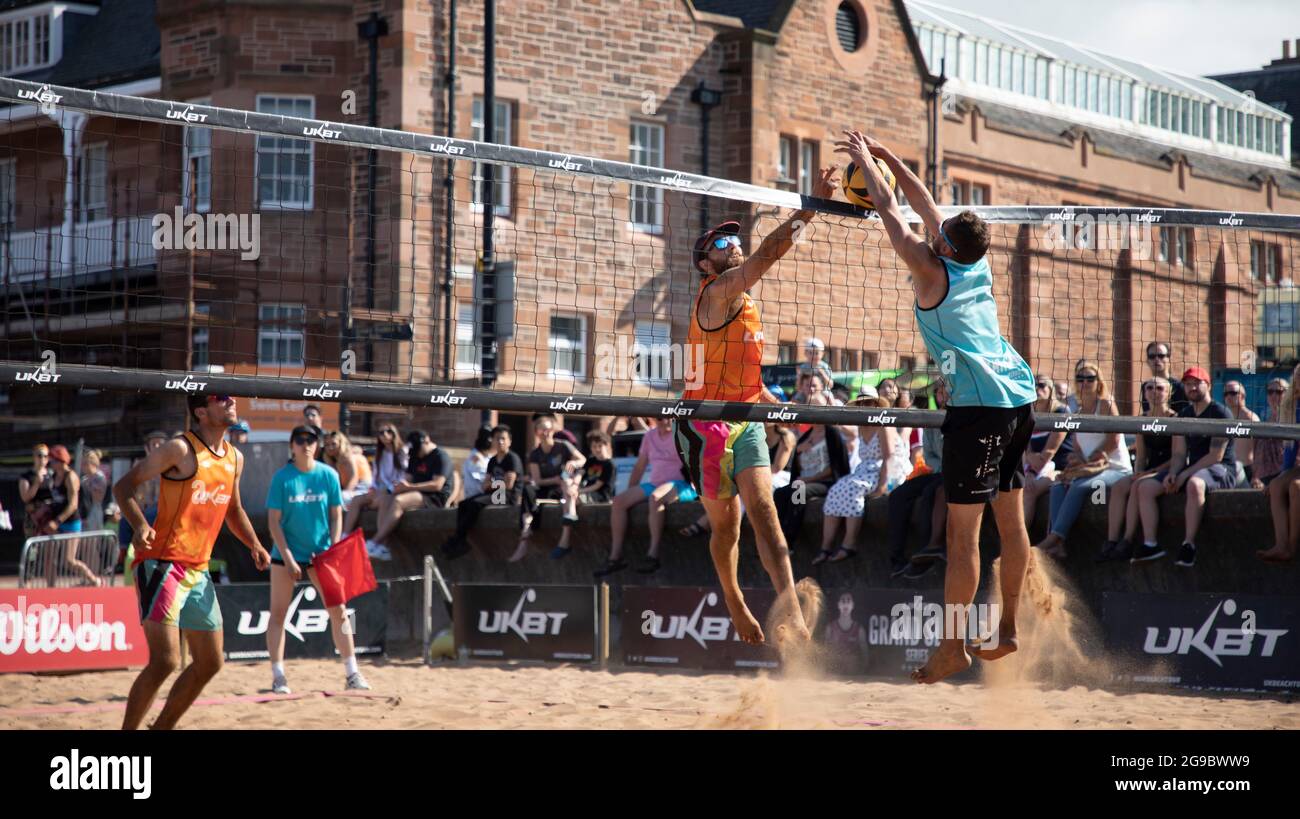 Portobello, Edimburgo, Escocia, Reino Unido. 25th de julio de 2021. UKBT Grand Slam Series Volleyball 2021, evento final para hombre, ofrecido por la Scottish Volleyball Association en asociación con UK Beach. Ganadores (azul) Rendon Peiro/Maggio vs Dunbavin/Walrond, esto se debe a que Dunbavin se lesionó en Final Set y tuvo que ceder. Crédito: Arch White/Alamy Live News Foto de stock