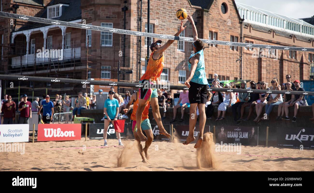 Portobello, Edimburgo, Escocia, Reino Unido. 25th de julio de 2021. UKBT Grand Slam Series Volleyball 2021, evento final para hombre, ofrecido por la Scottish Volleyball Association en asociación con UK Beach. Ganadores (azul) Rendon Peiro/Maggio vs Dunbavin/Walrond, esto se debe a que Dunbavin se lesionó en Final Set y tuvo que ceder. Crédito: Arch White/Alamy Live News Foto de stock