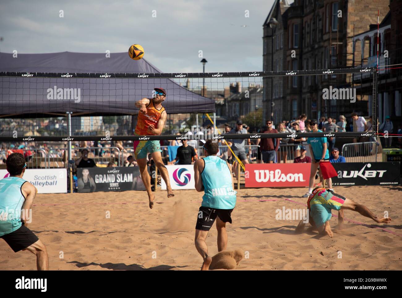 Portobello, Edimburgo, Escocia, Reino Unido. 25th de julio de 2021. UKBT Grand Slam Series Volleyball 2021, evento final para hombre, ofrecido por la Scottish Volleyball Association en asociación con UK Beach. Ganadores (azul) Rendon Peiro/Maggio vs Dunbavin/Walrond, esto se debe a que Dunbavin se lesionó en Final Set y tuvo que ceder. Crédito: Arch White/Alamy Live News Foto de stock