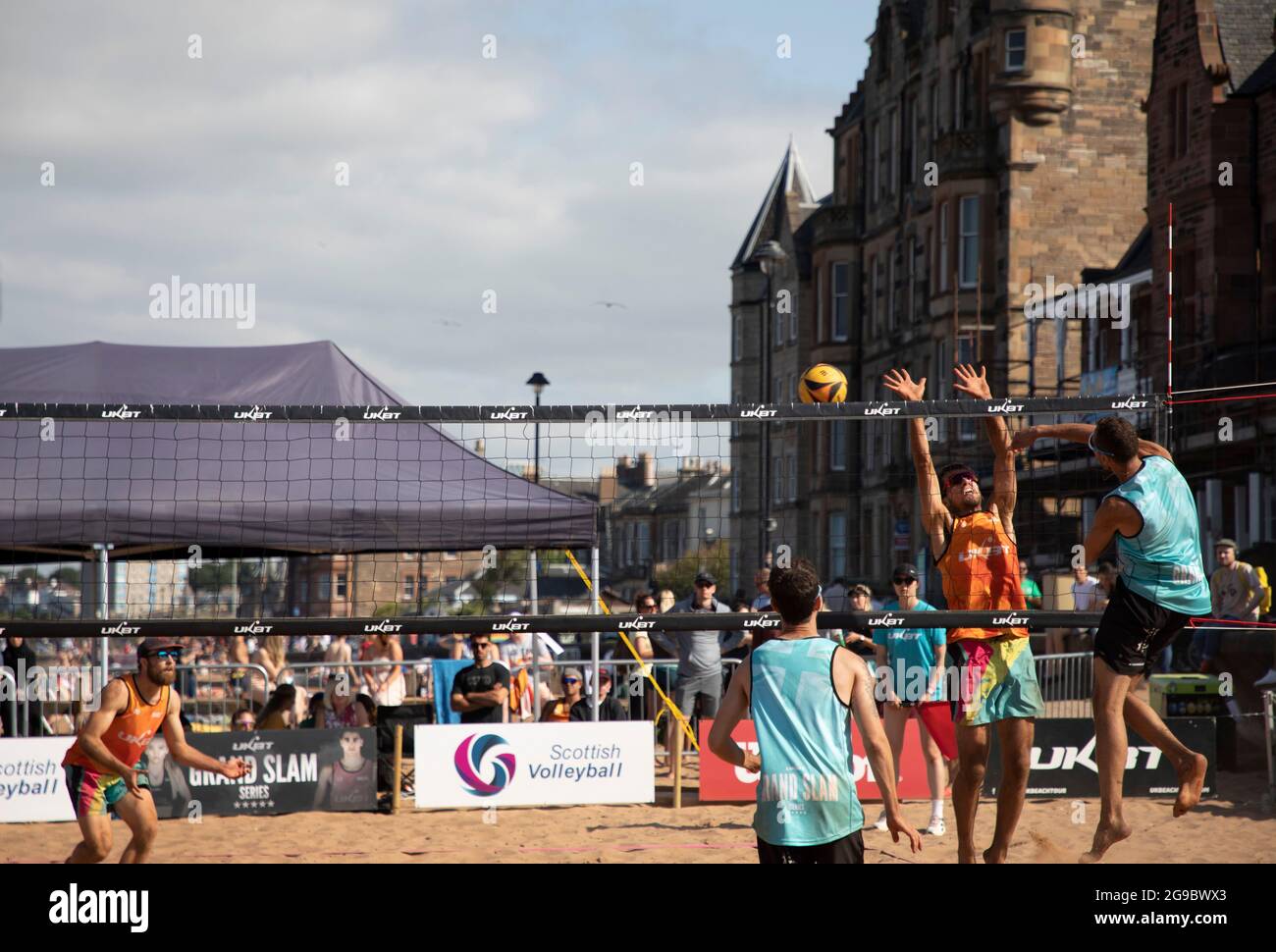 Portobello, Edimburgo, Escocia, Reino Unido. 25th de julio de 2021. UKBT Grand Slam Series Volleyball 2021, evento final para hombre, ofrecido por la Scottish Volleyball Association en asociación con UK Beach. Ganadores (azul) Rendon Peiro/Maggio vs Dunbavin/Walrond, esto se debe a que Dunbavin se lesionó en Final Set y tuvo que ceder. Crédito: Arch White/Alamy Live News Foto de stock