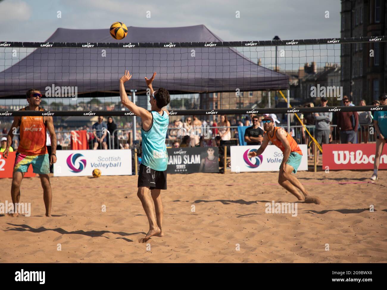 Portobello, Edimburgo, Escocia, Reino Unido. 25th de julio de 2021. UKBT Grand Slam Series Volleyball 2021, evento final para hombre, ofrecido por la Scottish Volleyball Association en asociación con UK Beach. Ganadores (azul) Rendon Peiro/Maggio vs Dunbavin/Walrond, esto se debe a que Dunbavin se lesionó en Final Set y tuvo que ceder. Crédito: Arch White/Alamy Live News Foto de stock