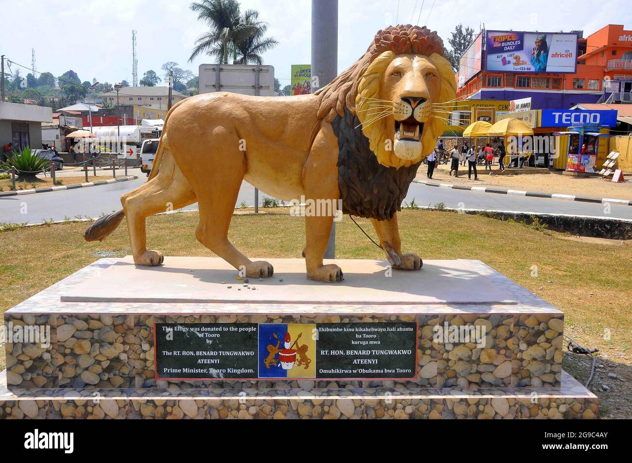 Un monumento de un león en el corazón del reino de Tooro. Rukirabasaija Oyo Nyimba Kabamba Iguru Rukidi IV, Rey Oyo, es el Omukama reinante de Toro, en Uganda. Oyo se convirtió en Omukama en 1994 después de la muerte de su padre. Toro, Uganda Occidental. Foto de stock