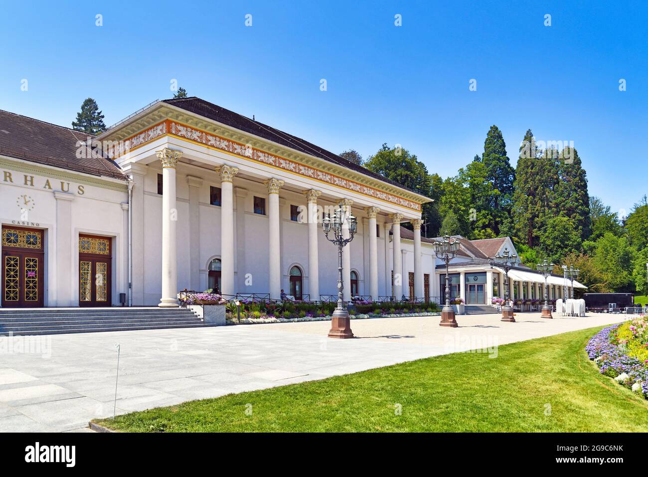 Baden-Baden, Alemania - 2021 de julio: Balneario, casino, y complejo de conferencias llamado 'Kurhaus' en el día de verano Foto de stock