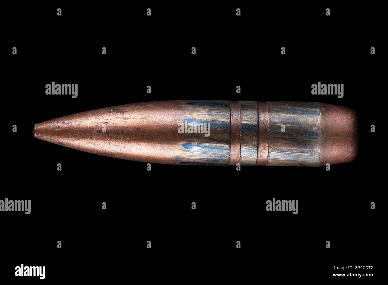 O Cartucho De 12,7 108 Mm Para Uma Metralhadora Pesada De 12,7 Mm DShK E  Cartucho De Rifle Anti-materiel Sniper Usado Pela Antiga União Soviética  Isolado No Fundo Branco Foto Royalty Free