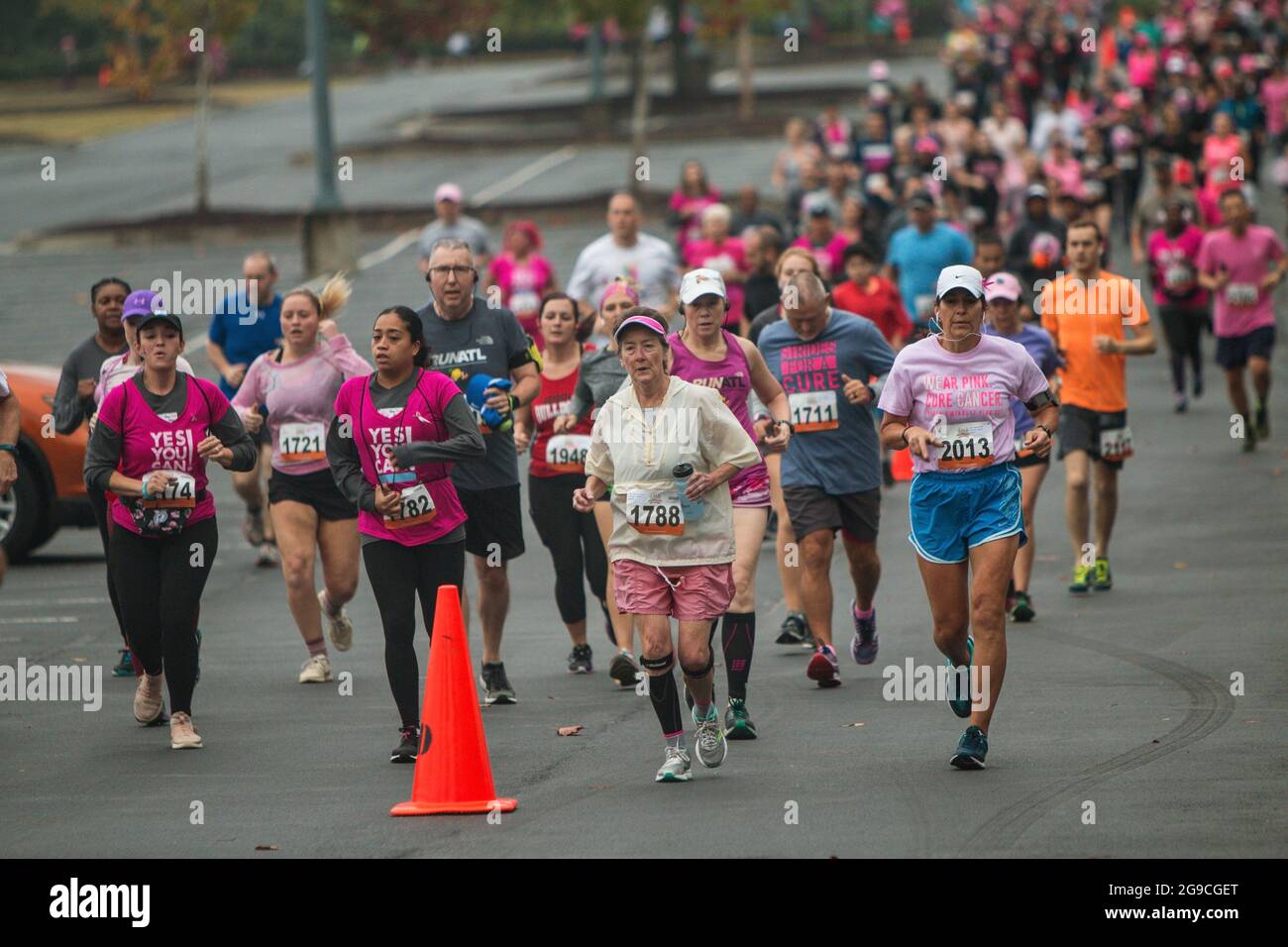 Buford, GA - 26 de octubre de 2019: Cientos de personas que visten de rosa correr y caminar en el evento Paint Gwinnett Pink, una recaudación de fondos de caridad para el cáncer de mama. Foto de stock