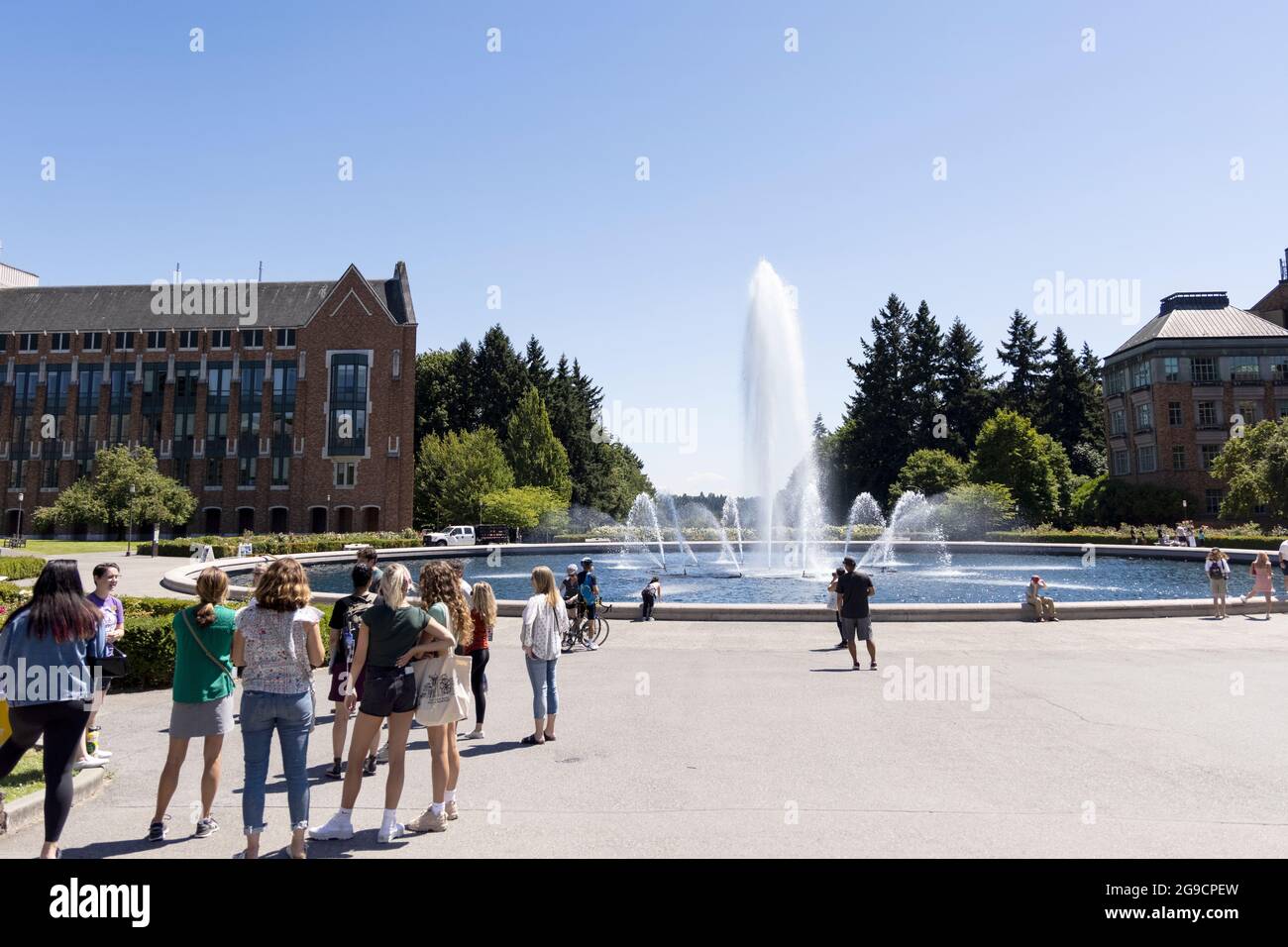 Los estudiantes en un tour de verano se reúnen en la Fuente Drumheller en el campus de la Universidad de Washington en Seattle, WA, Estados Unidos. Foto de stock