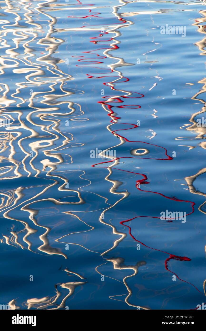 Reflejos abstractos de colores borrosos sobre la superficie del agua Foto de stock