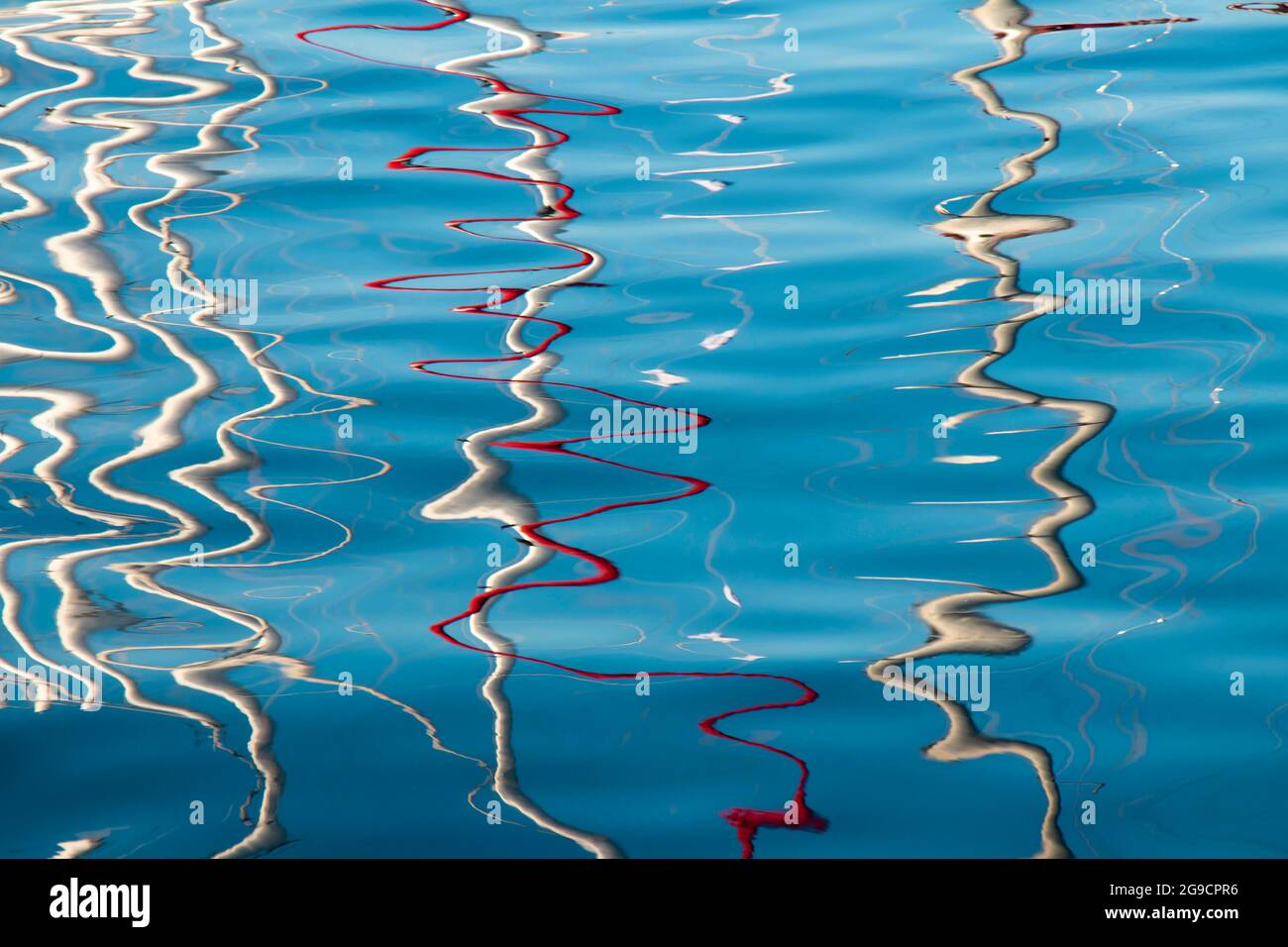 Reflejos abstractos de colores borrosos sobre la superficie del agua Foto de stock