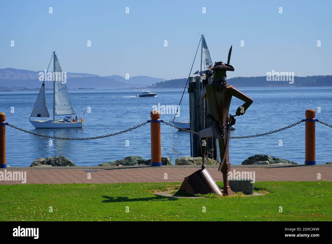 Veleros preparándose para una carrera a lo largo de la costa. Foto de stock