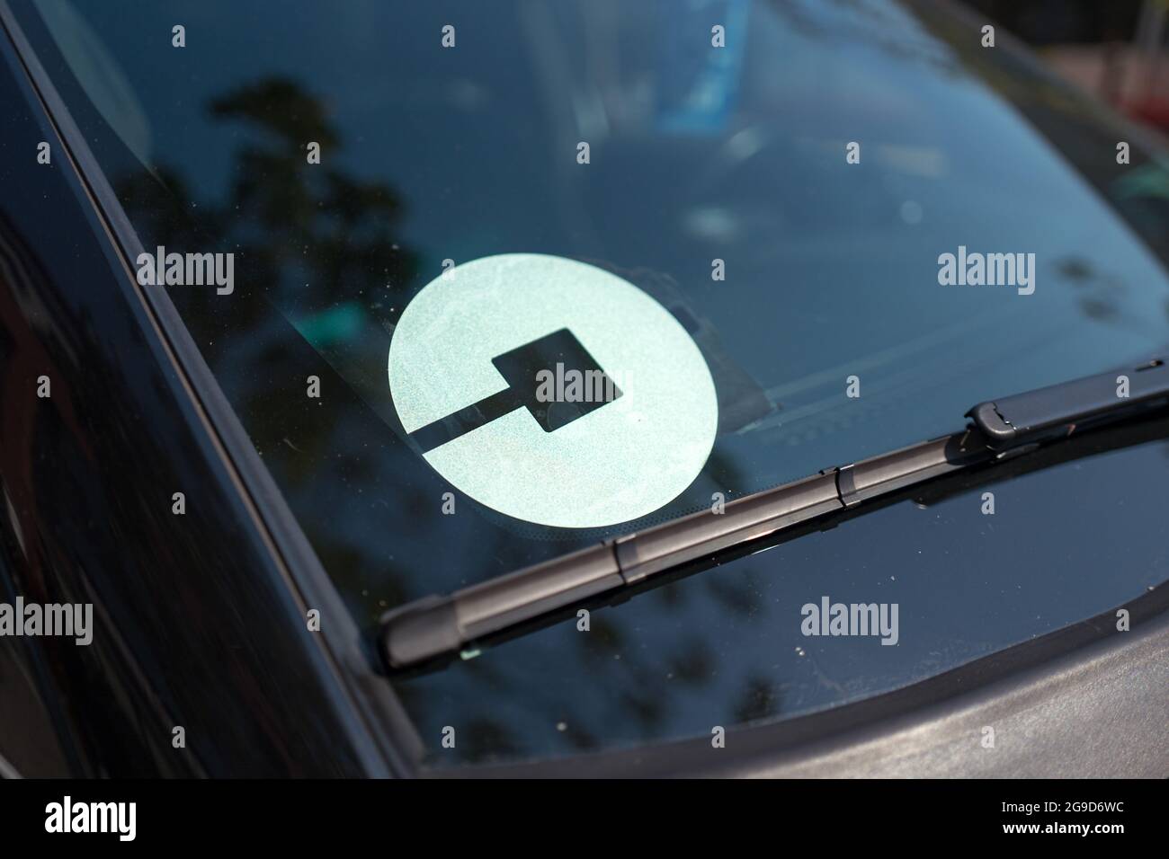 Logotipo de la empresa de vehículos compartidos Uber en el parabrisas del  lado del pasajero de un vehículo en el barrio del Sur del Mercado (Soma) de San  Francisco, California, 13 de