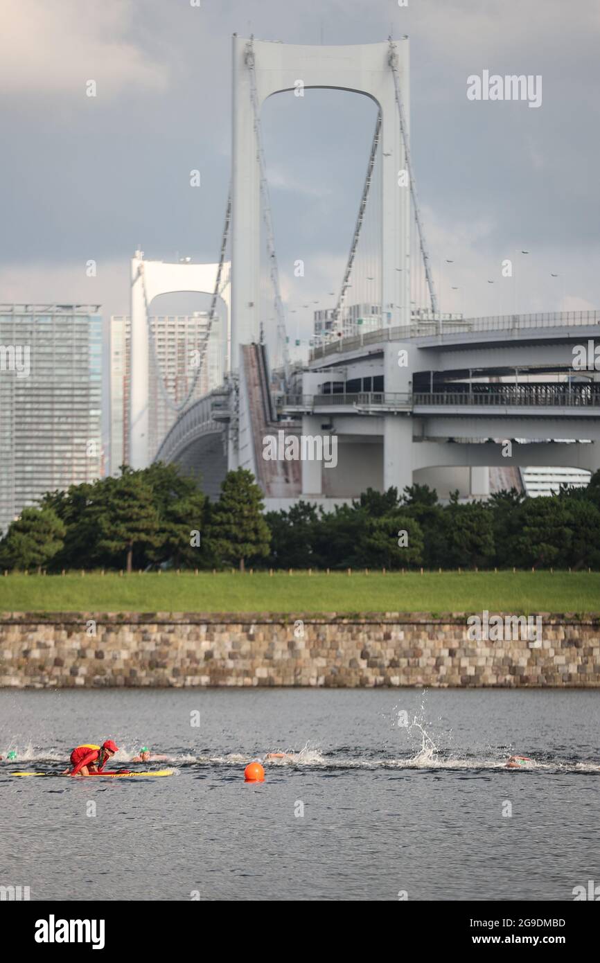 Tokio, Japón. 26th de julio de 2021. Los atheletes nadan durante la final individual del triatlón masculino en los Juegos Olímpicos de Tokio en Tokio, Japón, el 26 de julio de 2021. Crédito: Pan Yulong/Xinhua/Alamy Live News Foto de stock
