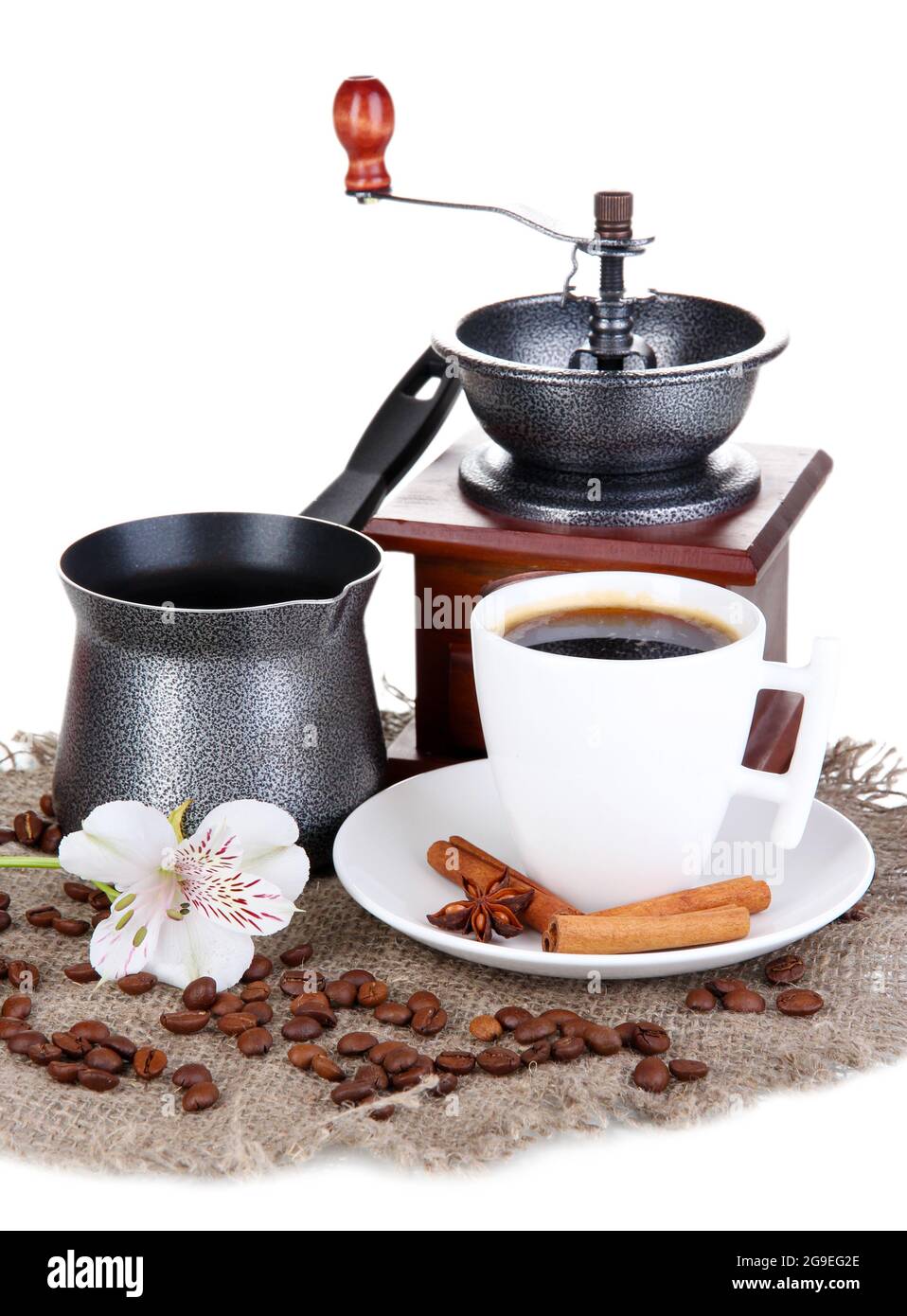 Blanco taza de café turco con molino de café y cafetera aislado en blanco  Fotografía de stock - Alamy