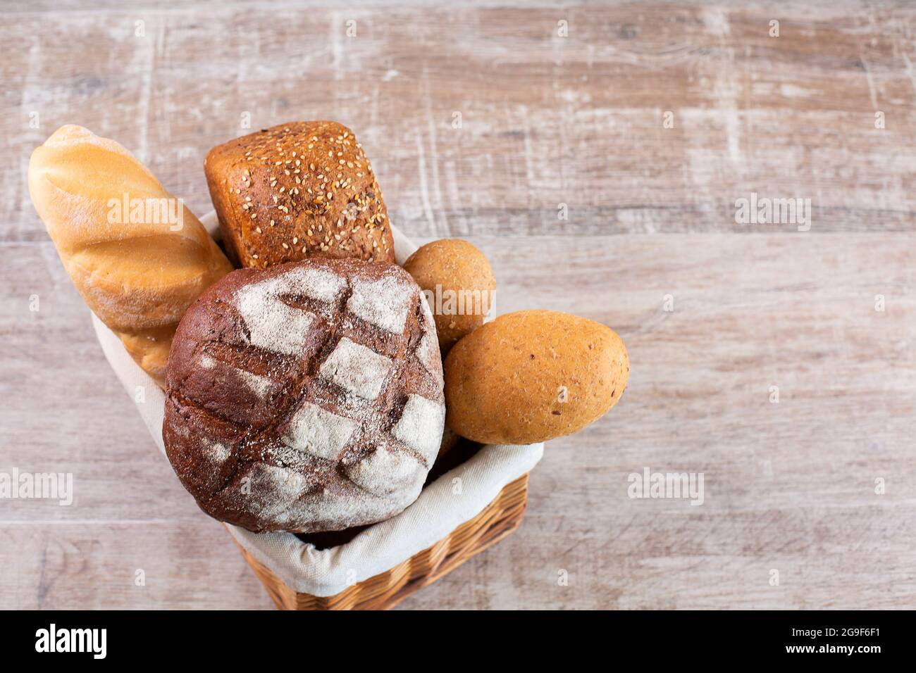 Diferentes tipos de pan casero fresco en una cesta. Pan orgánico saludable  Fotografía de stock - Alamy