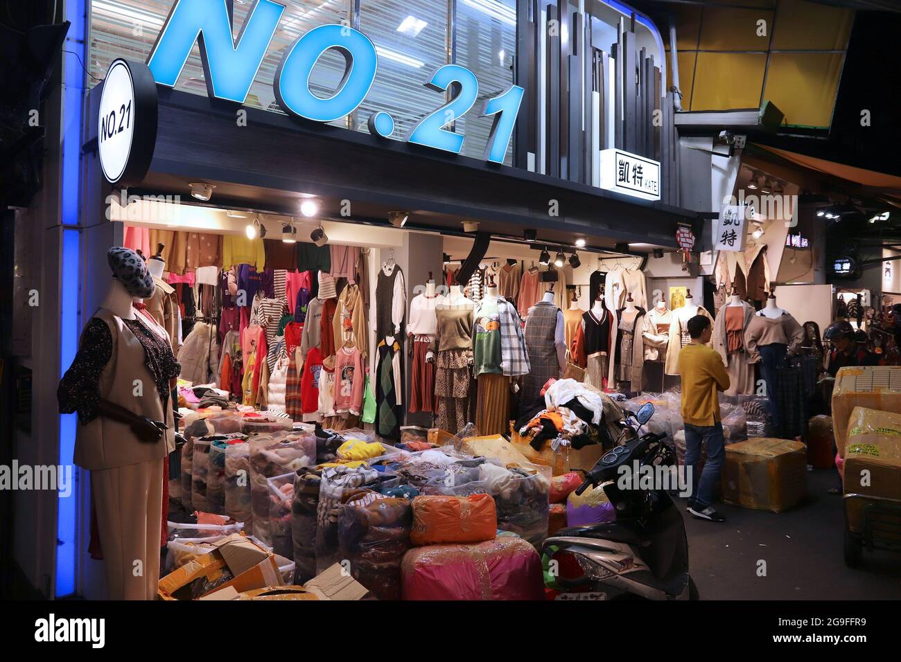 TAIPEI, Taiwán Diciembre 4, 2018: la gente visita Wufenpu moda mercado comercial mayorista en Taipei. Hay más de 1.000 tiendas de ropa en el ar Fotografía de stock - Alamy