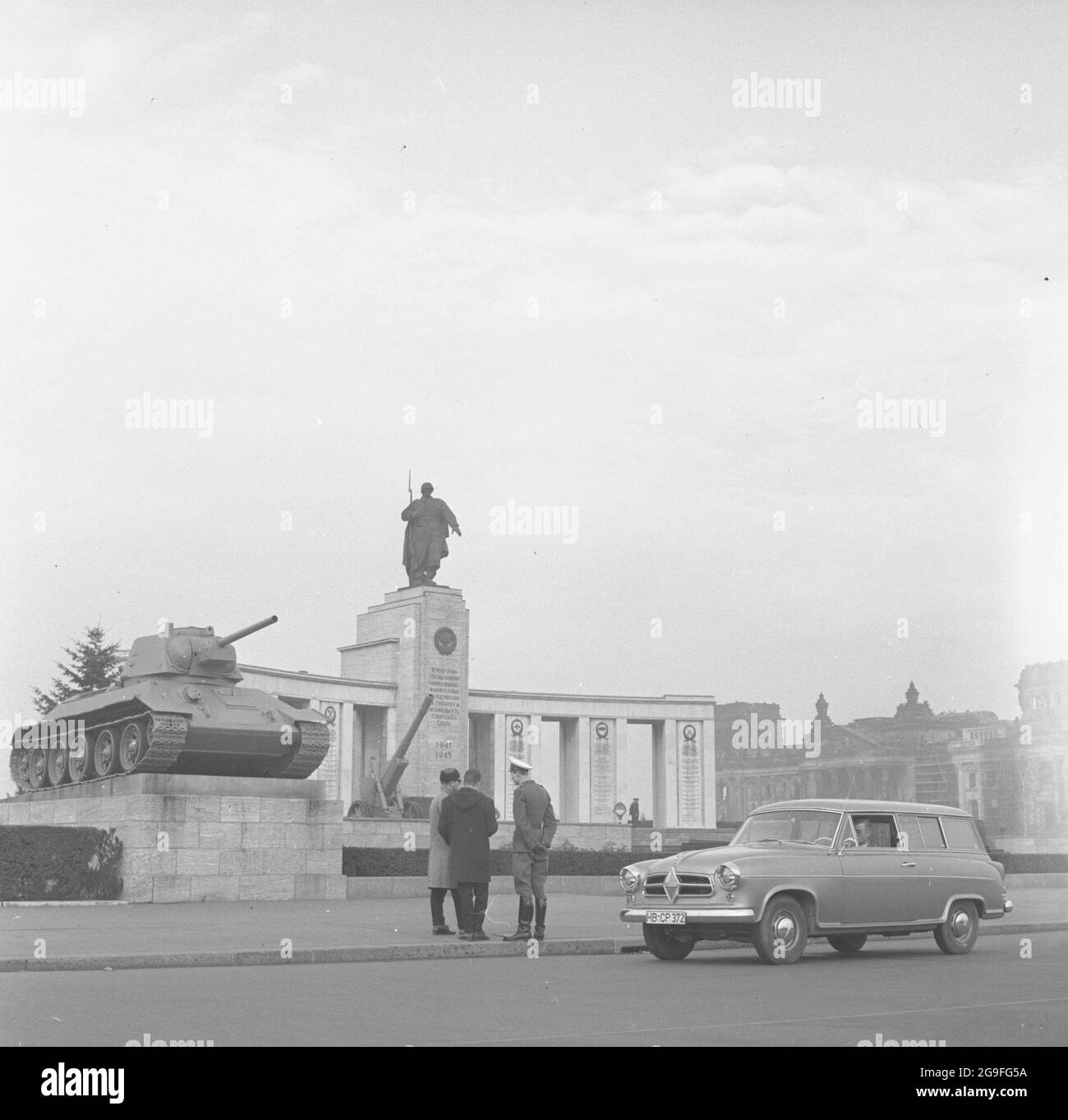 Transporte, coche, Borgward Isabella Combi, cenotafio soviético en el jardín zoológico, Berlín, Alemania, DERECHOS ADICIONALES-LIQUIDACIÓN-INFO-NO DISPONIBLE Foto de stock