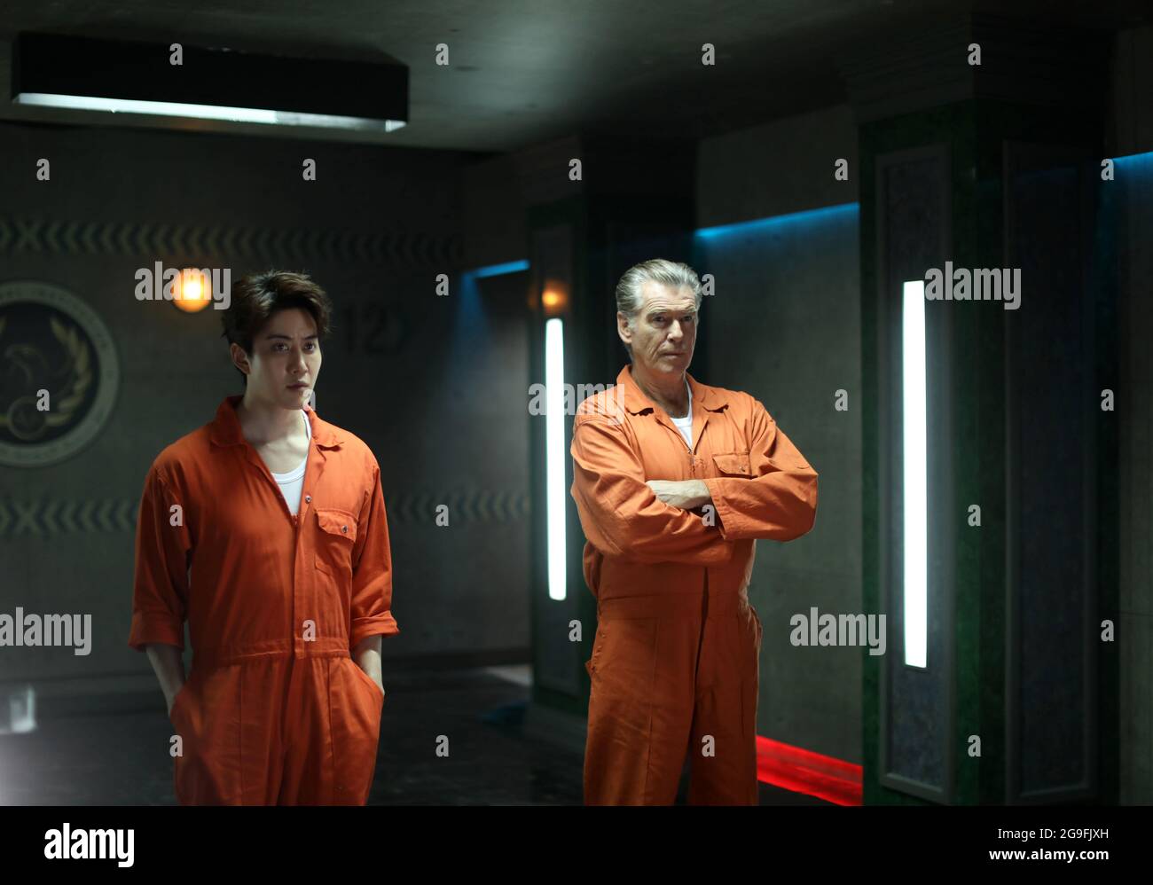 PIERCE BROSNAN y MIKE ANGELO en LOS MISFITS (2021), dirigido por RENNY HARLIN. Crédito: K. JAM Media / FilmGate Productions / Album Foto de stock