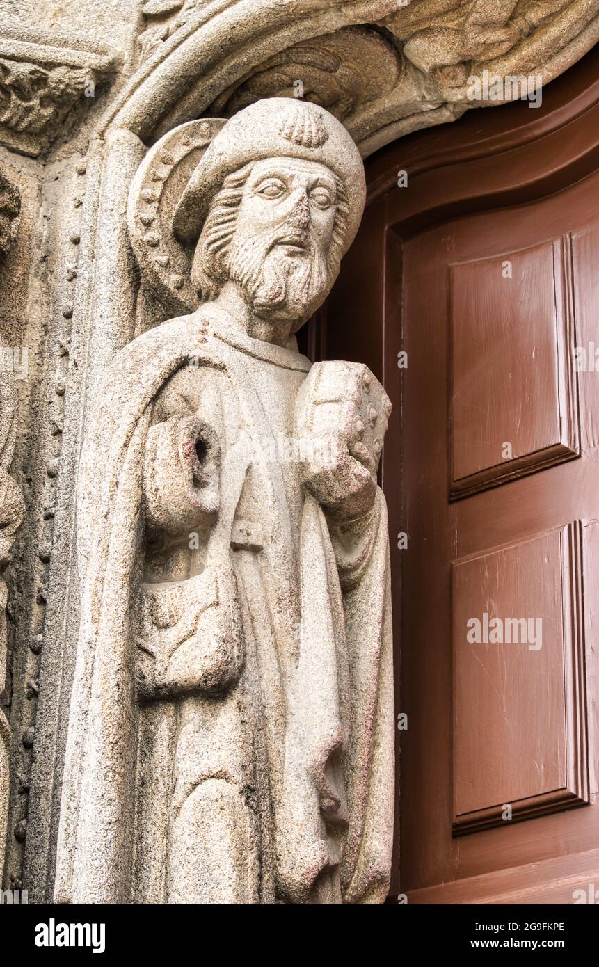 Escultura de peregrino en la puerta del Colegio San Gregorio en Santiago de  Compostela, España Fotografía de stock - Alamy