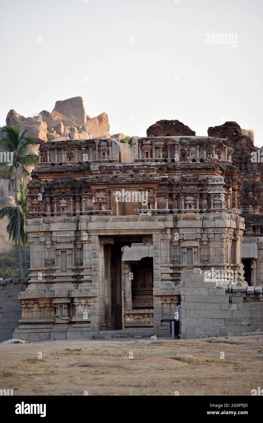Torre de entrada del templo de Achutaraya, Hampi, patrimonio de la Unesco, Karnataka, India Foto de stock