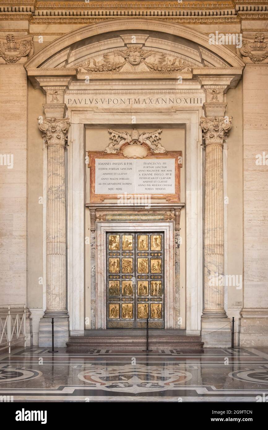 La famosa Puerta santa en la Basílica de San Pedro en el Vaticano. Roma,  Italia Fotografía de stock - Alamy