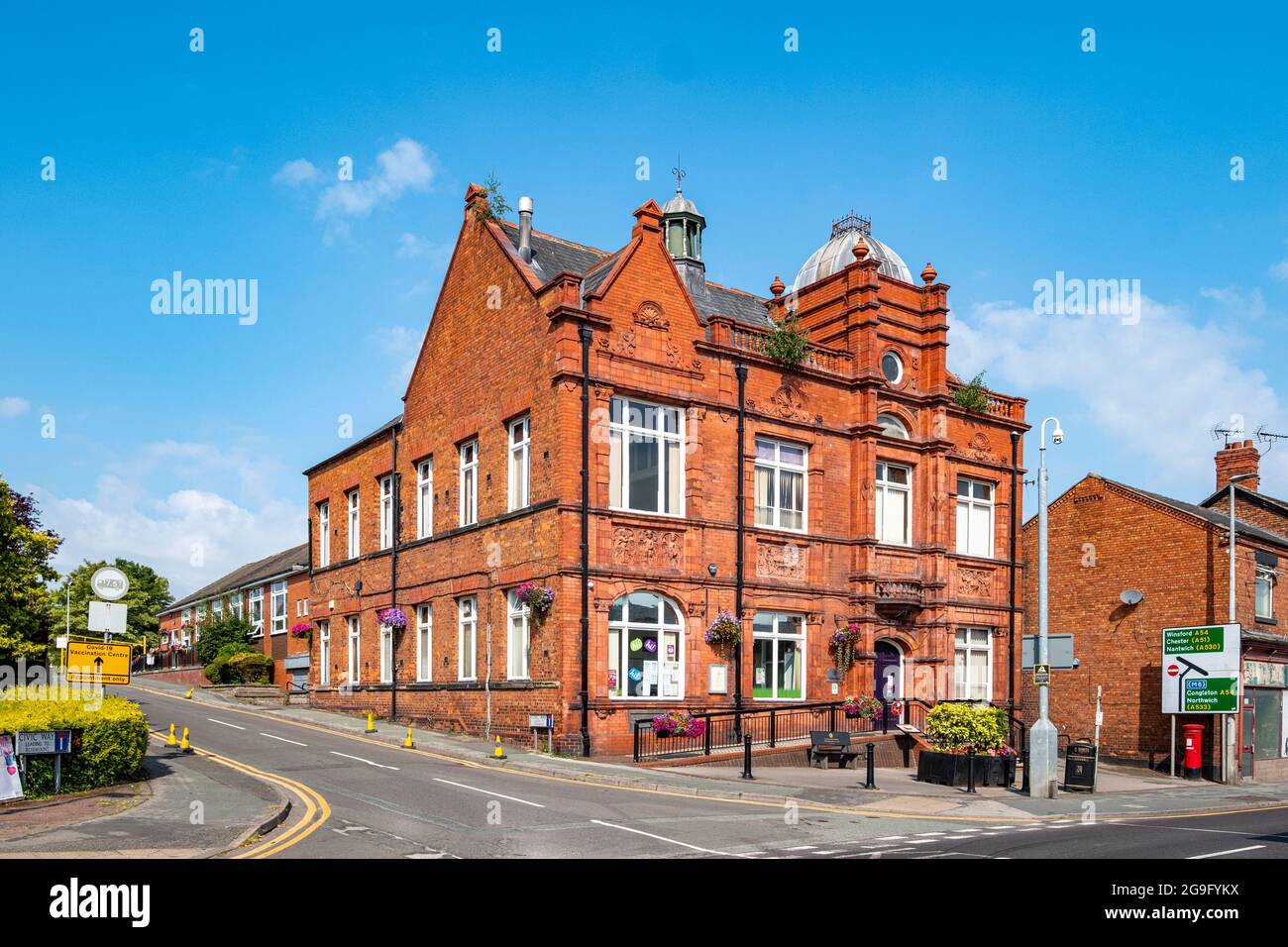 Victoria Technical Schools y Free Library building ahora oficina del consejo en Middlewich Cheshire Reino Unido Foto de stock