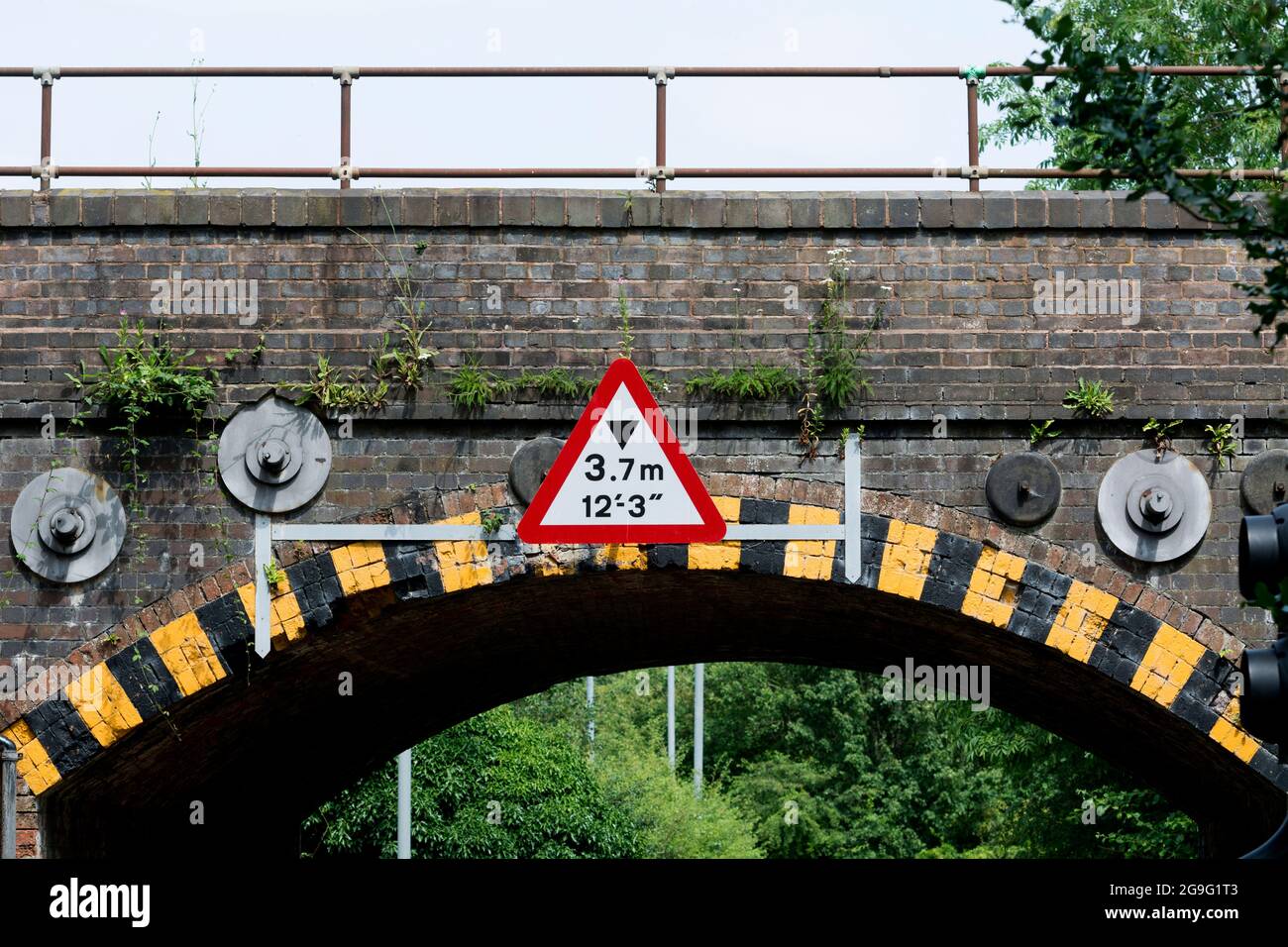 Señal de restricción de altura en un puente ferroviario, Warwick, Reino Unido Foto de stock