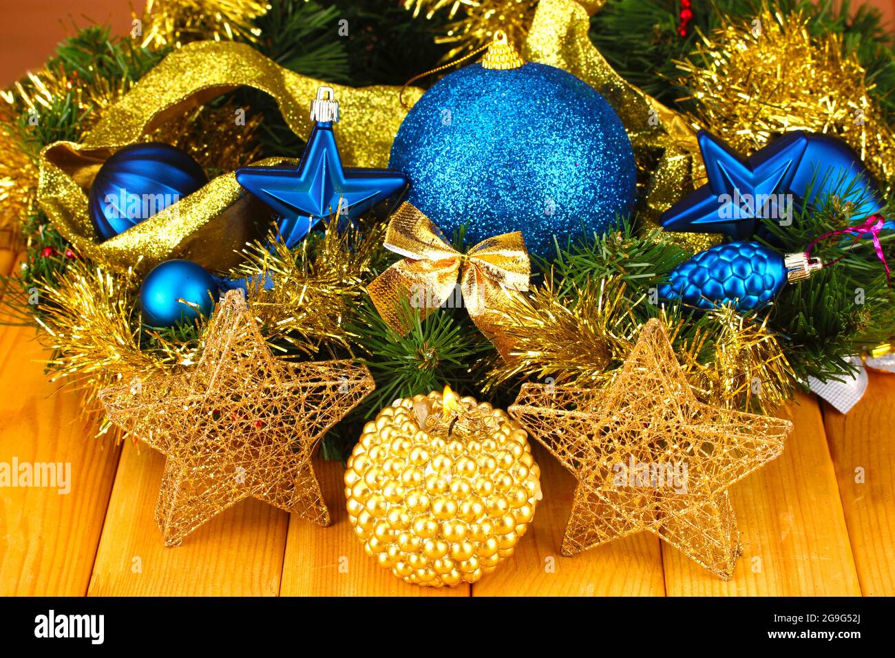 Composición navideña con velas y decoraciones en colores azul y dorado  sobre fondo de madera Fotografía de stock - Alamy