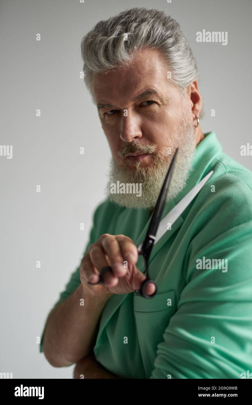 Hombre con barba en el barbero Fotografía de stock - Alamy