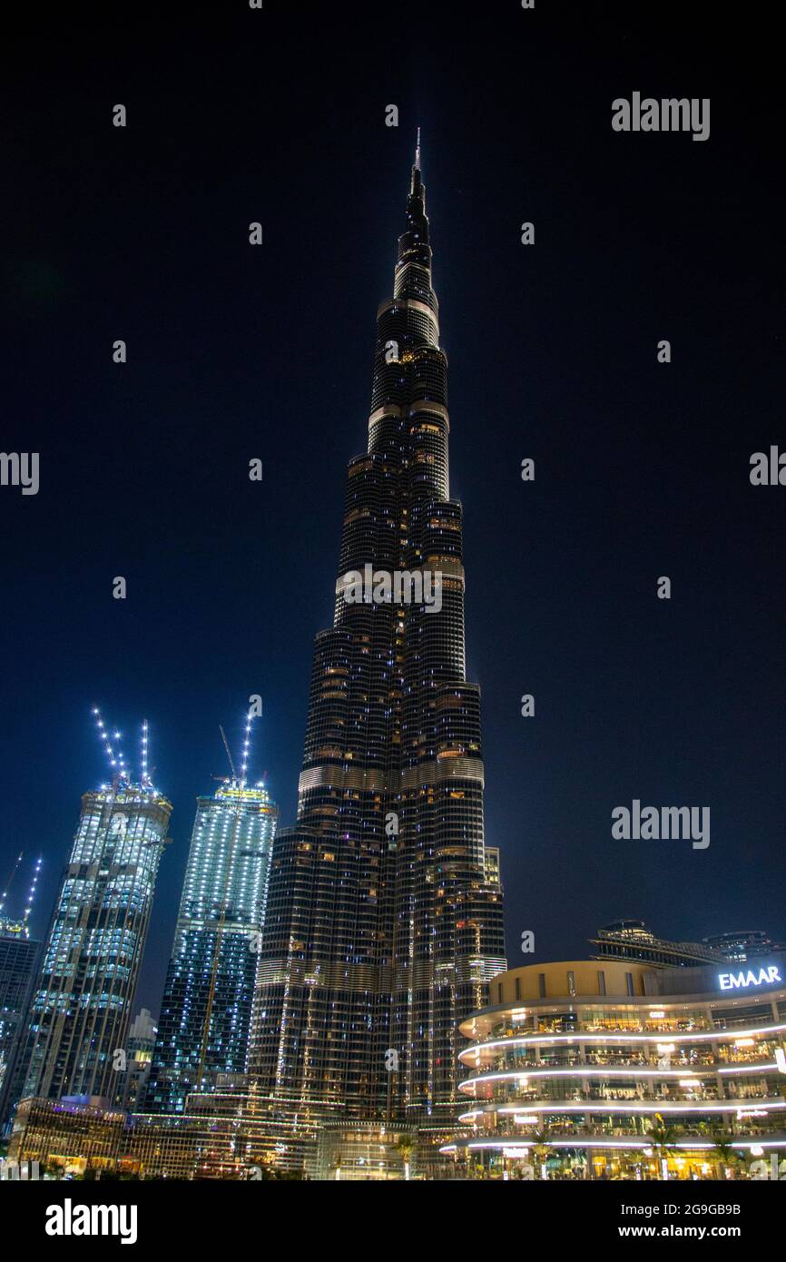 Burj Khalifa, el edificio más alto del mundo, es el telón de fondo para espectáculos de luz espectaculares cada noche después de que el sol se ha puesto.Dubai, EAU, 3011,2018 Foto de stock