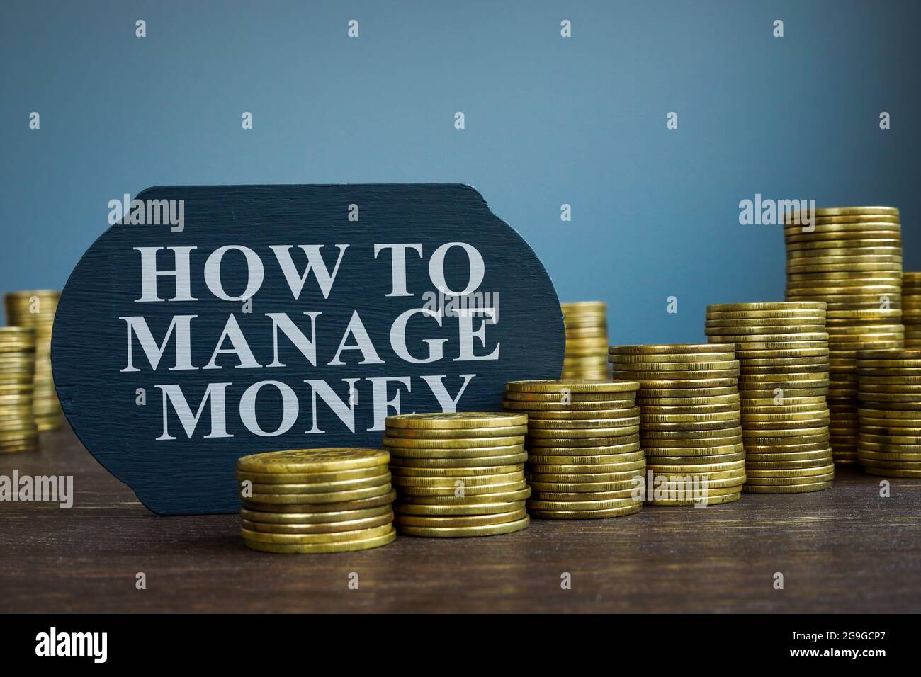 Cómo manejar el dinero en el plato y las monedas. Foto de stock