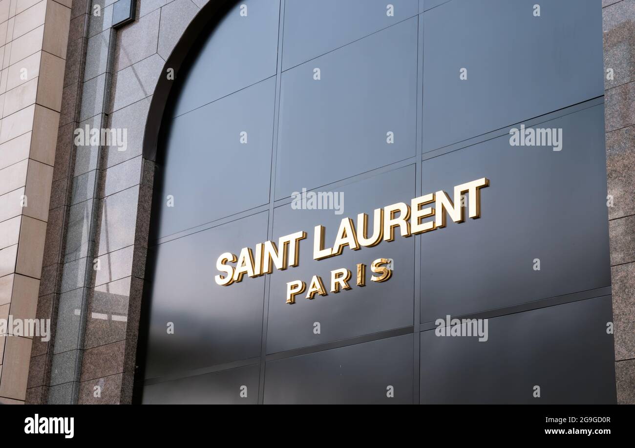 Yves saint laurent outlet fotografías e imágenes de alta resolución - Alamy