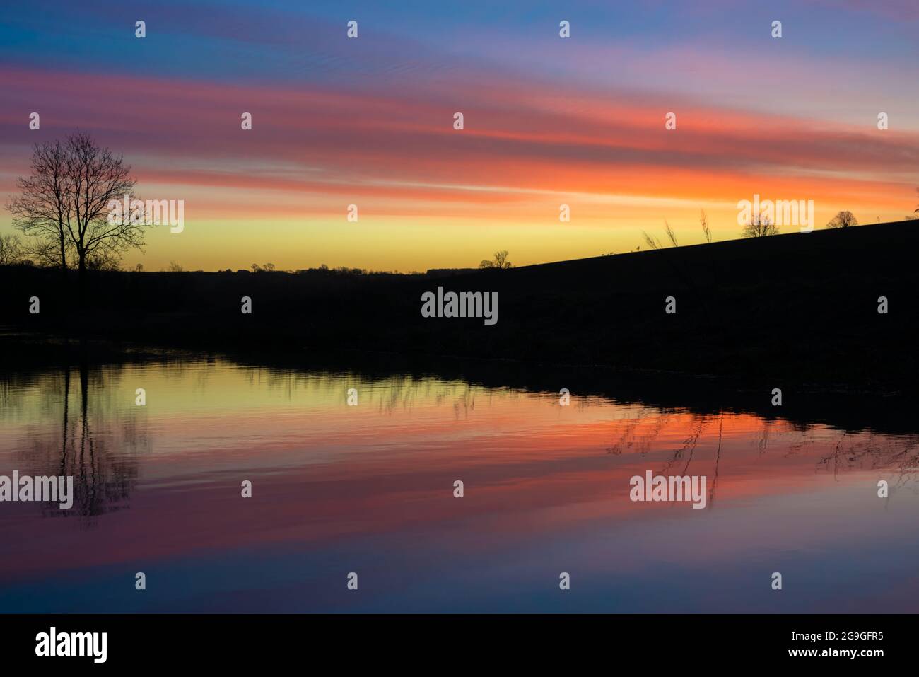 El colorido cielo del amanecer sobre el canal Foto de stock