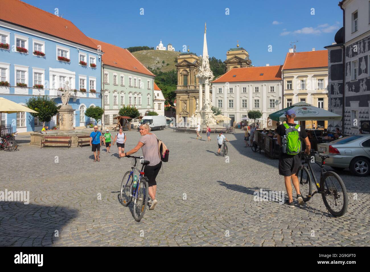 Gente en bicicleta Mikulov República Checa Sur Moravia verano Foto de stock