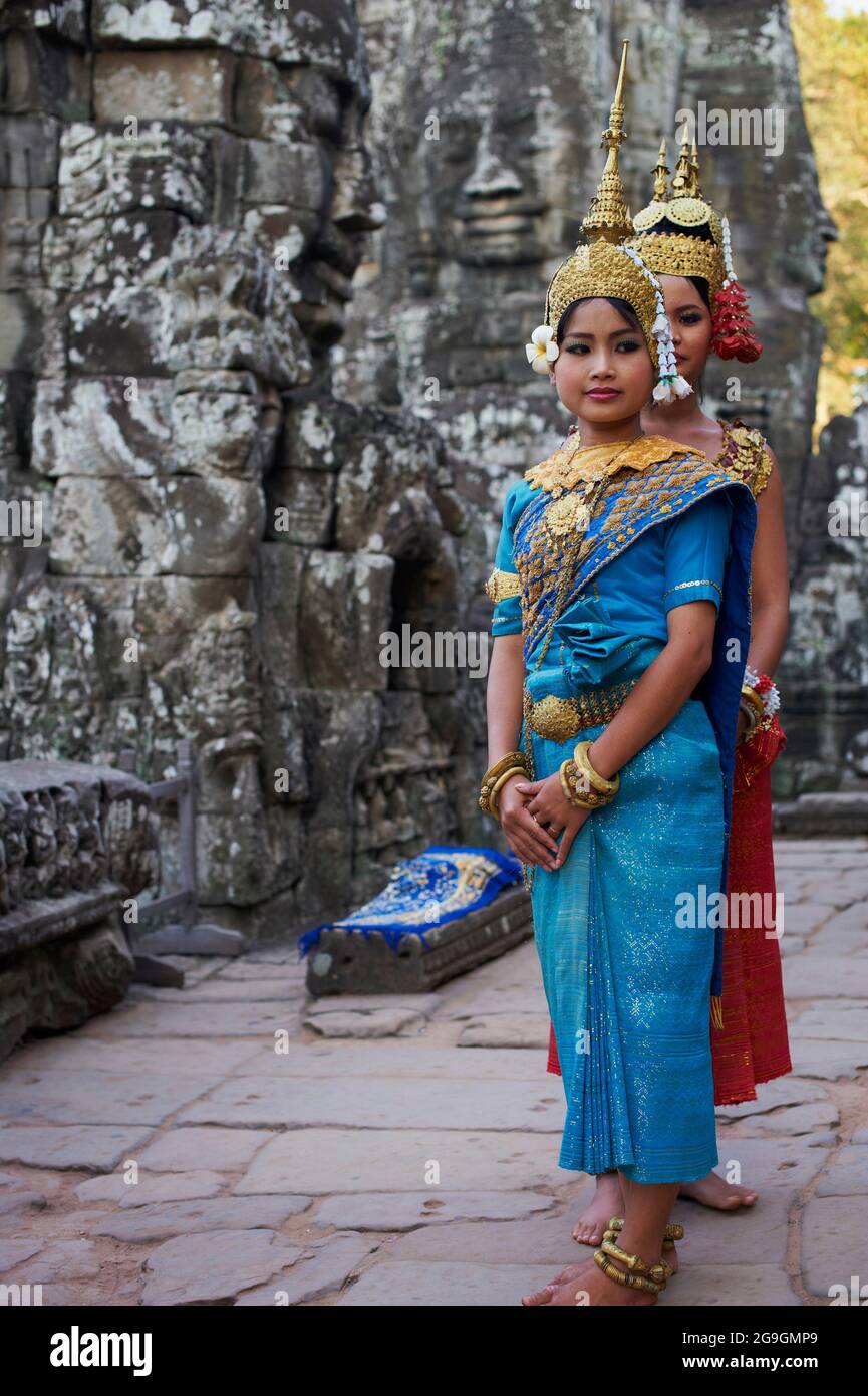 Sudeste de Asia, Camboya, provincia de Siem Reap, Angkor, Patrimonio de la Humanidad de la Unesco desde 1992, templo Bayon, siglo XIII, bailarines de Apsara Foto de stock