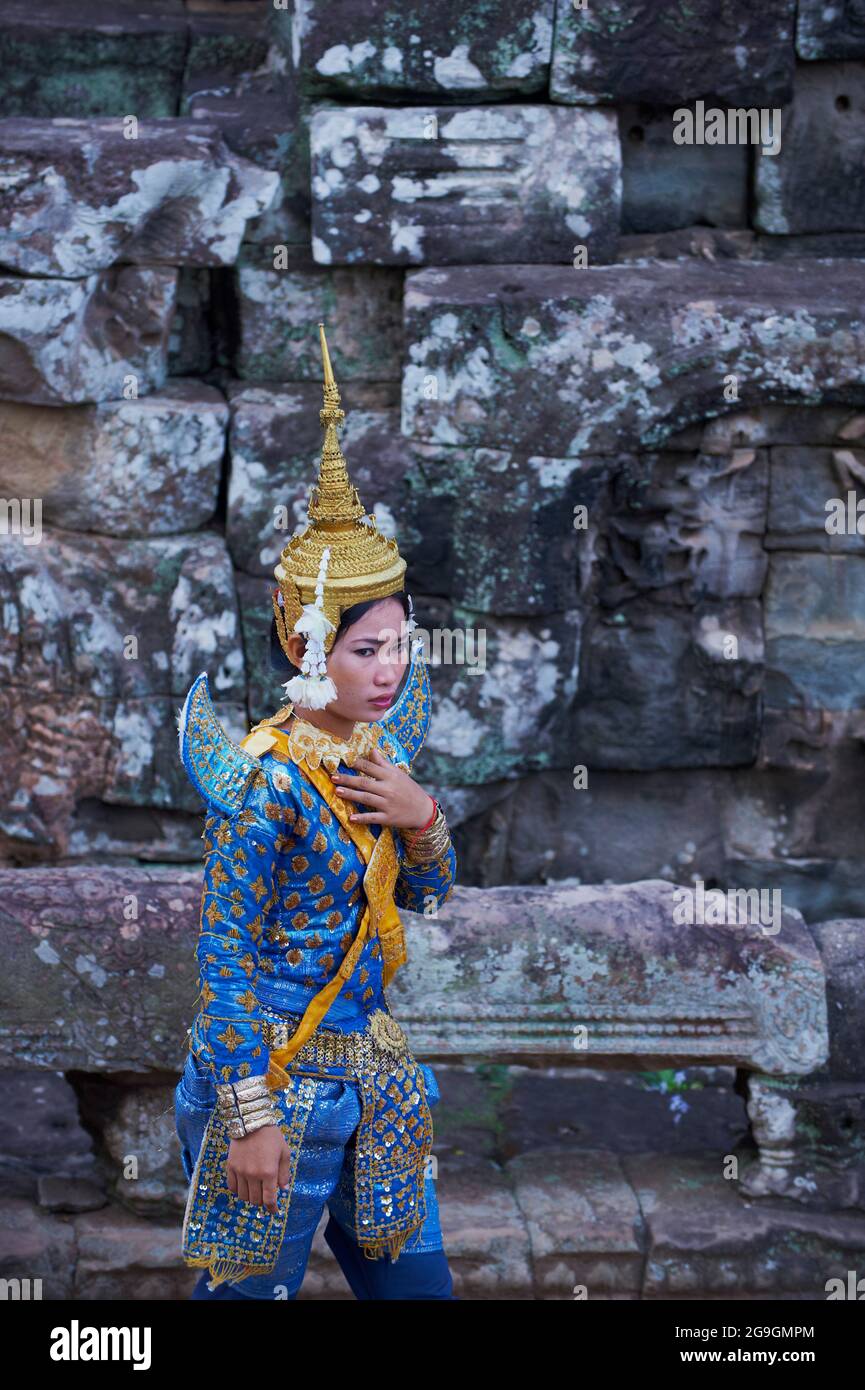 Sudeste de Asia, Camboya, provincia de Siem Reap, Angkor, Patrimonio de la Humanidad de la Unesco desde 1992, templo Bayon, siglo XIII, bailarines de Apsara Foto de stock