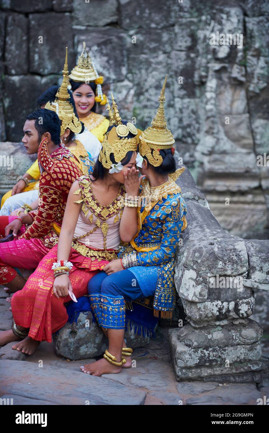 Sudeste de Asia, Camboya, provincia de Siem Reap, Angkor, Patrimonio de la Humanidad de la Unesco desde 1992, templo Bayon, siglo XIII, bailarines de Apsara Foto de stock