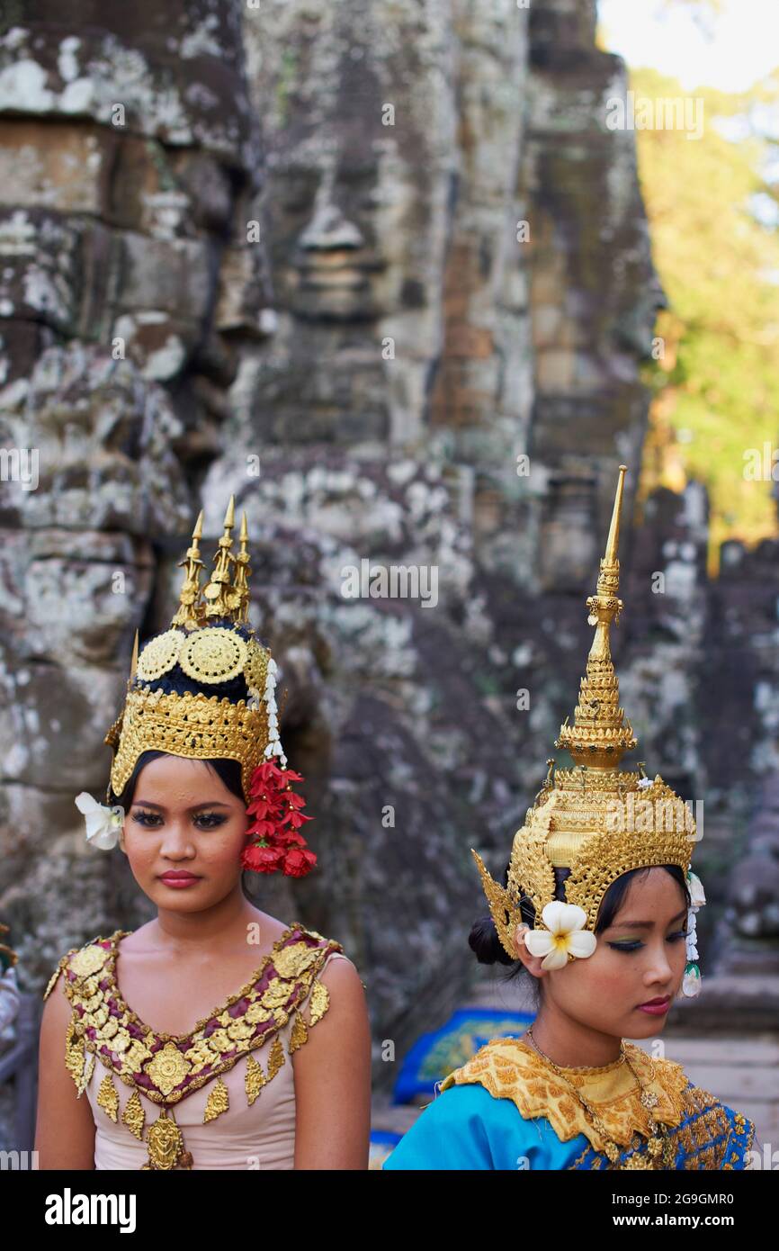 Sudeste de Asia, Camboya, provincia de Siem Reap, Angkor, Patrimonio de la Humanidad de la Unesco desde 1992, templo Bayon, siglo XIII, bailarines de Apsara Foto de stock