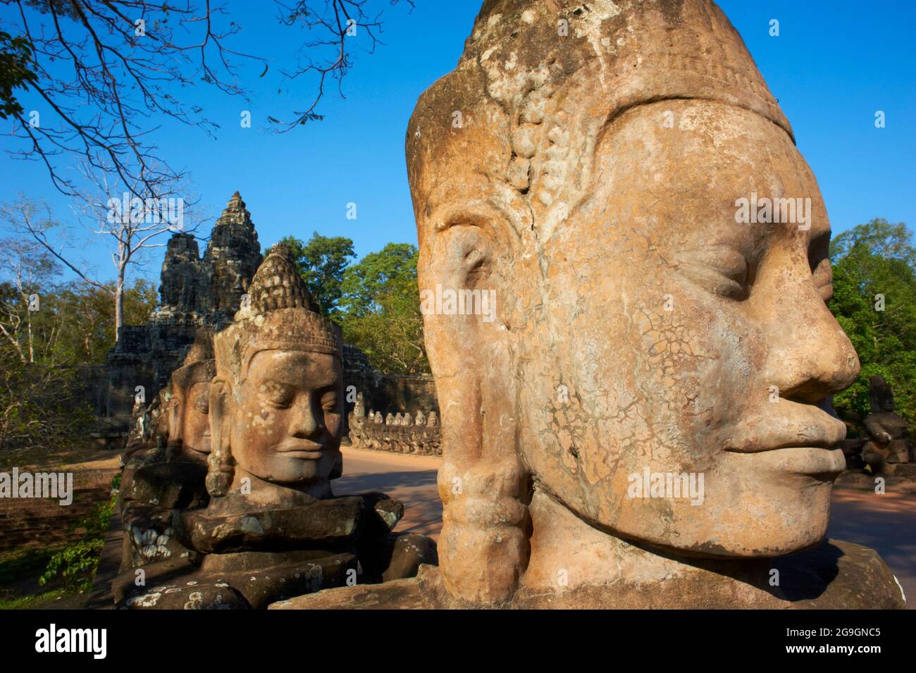Sudeste de Asia, Camboya, provincia de Siem Reap, sitio de Angkor, Patrimonio de la Humanidad de la Unesco desde 1992, Ciudad antigua de Angkor Thom, Puerta de entrada sur, Estatua de Foto de stock