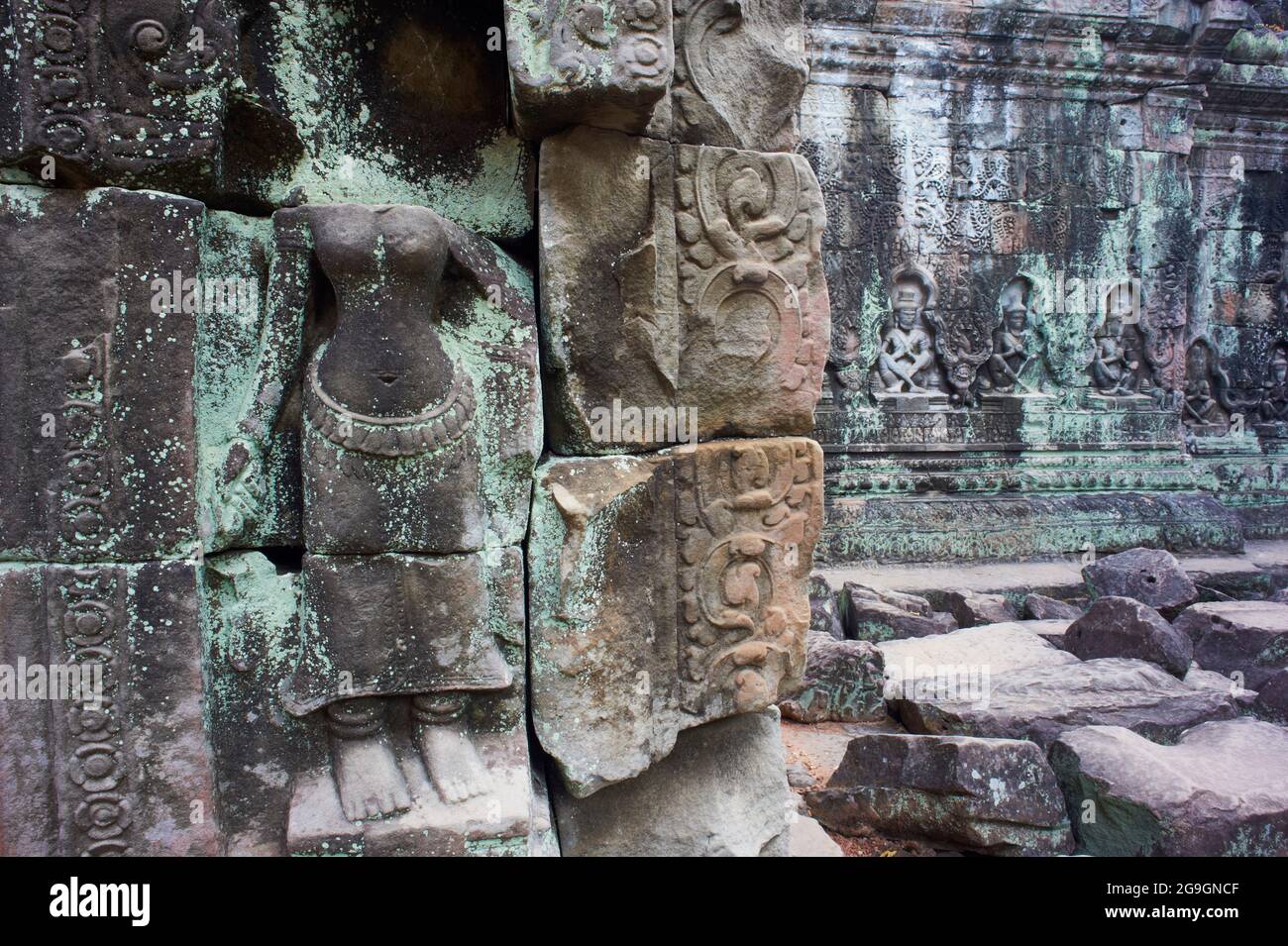 Sudeste de Asia, Camboya, provincia de Siem Reap, sitio de Angkor, patrimonio mundial de la Unesco desde 1992, ciudad antigua, templo de Preah Khan, relieve de Apsara, santo d Foto de stock