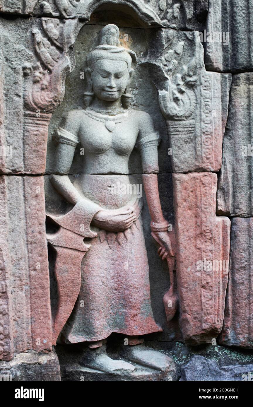 Sudeste de Asia, Camboya, provincia de Siem Reap, sitio de Angkor, patrimonio mundial de la Unesco desde 1992, ciudad antigua, templo de Preah Khan, relieve de Apsara, santo d Foto de stock