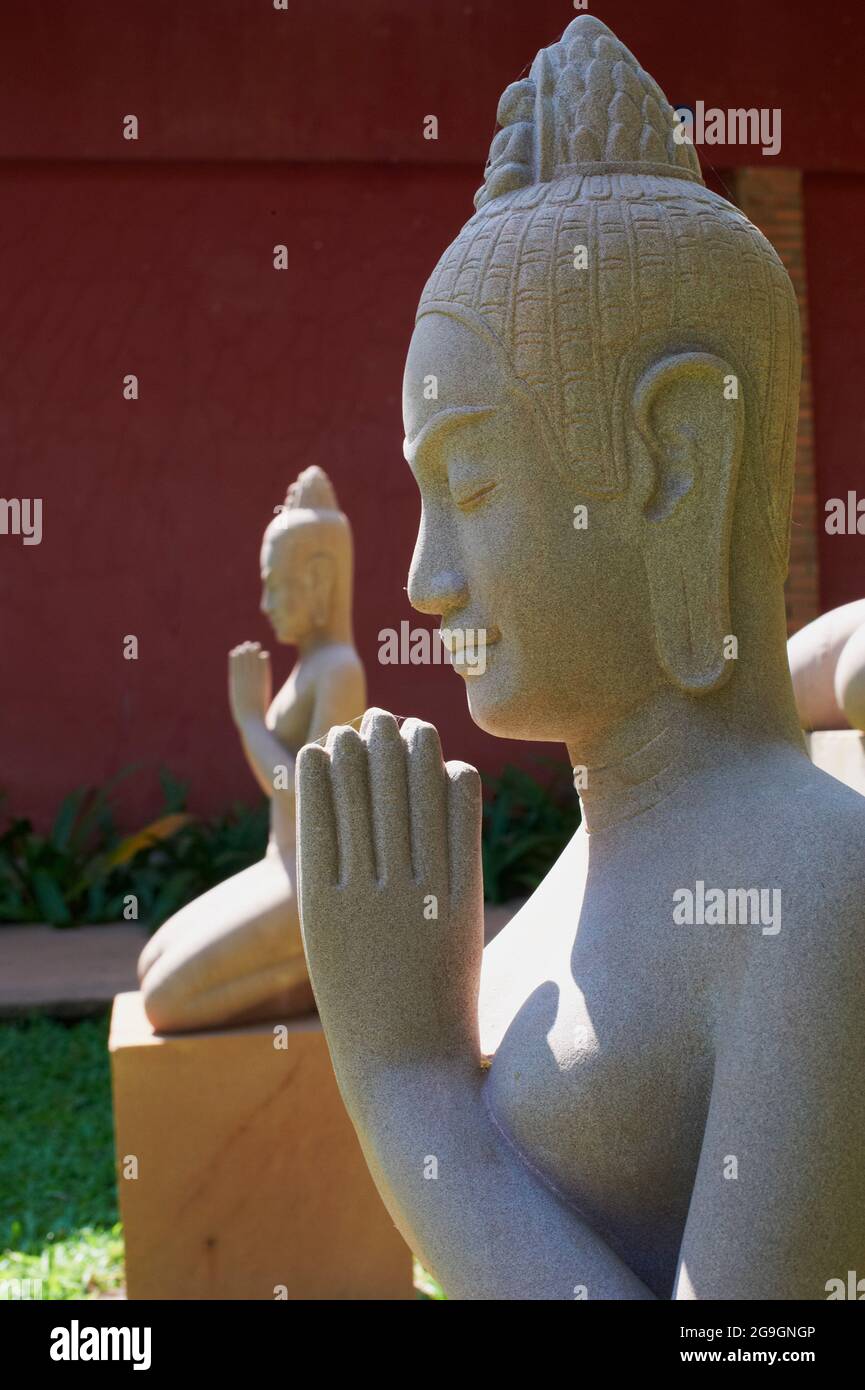 Sudeste de Asia, Camboya, provincia de Siem Reap, ciudad de Siem Reap, estatua de piedra de arena, artesanía local Foto de stock