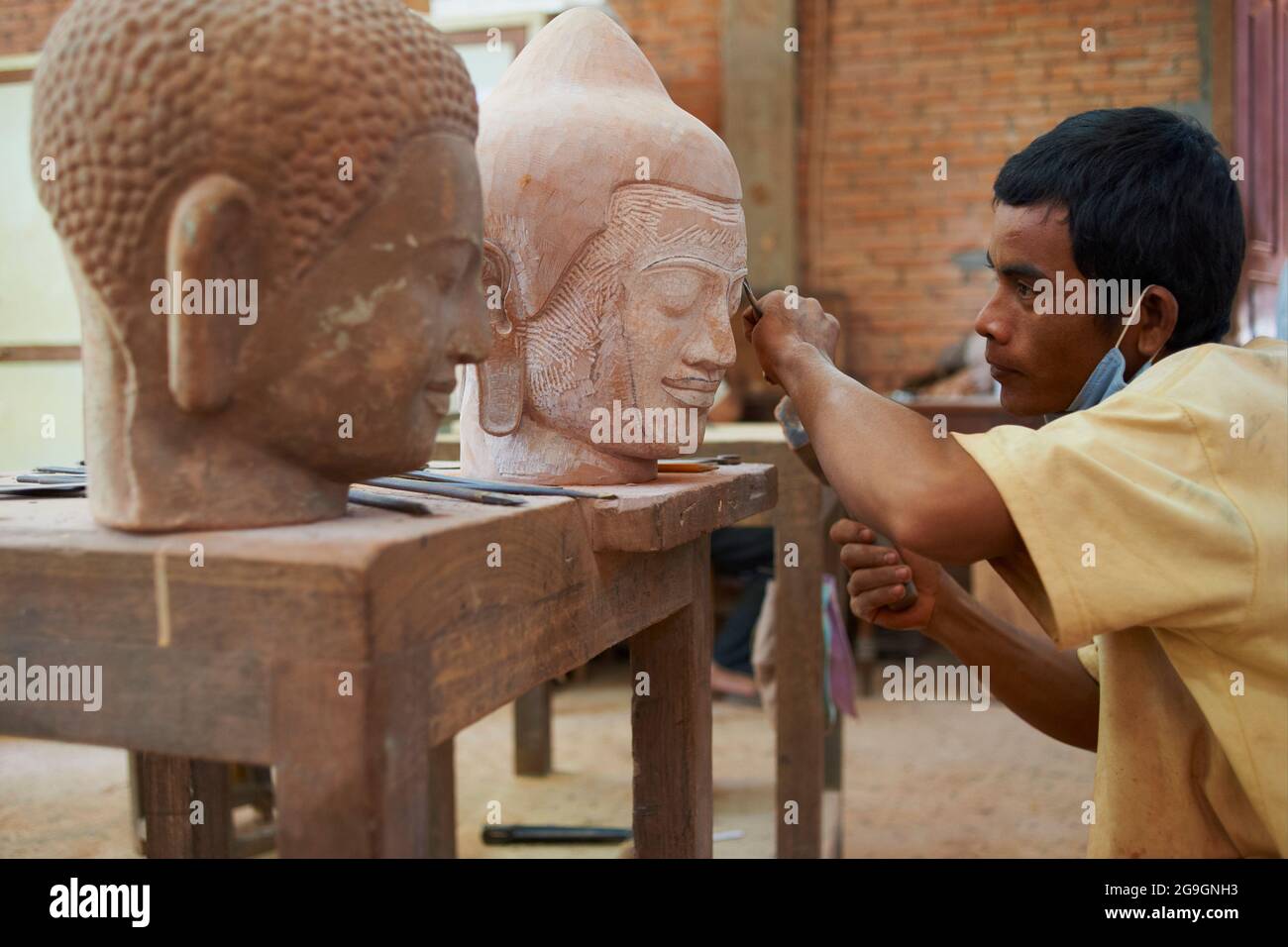 Sudeste de Asia, Camboya, provincia de Siem Reap, ciudad de Siem Reap, talleres de artesanos de Angkor, estatua de buda Foto de stock