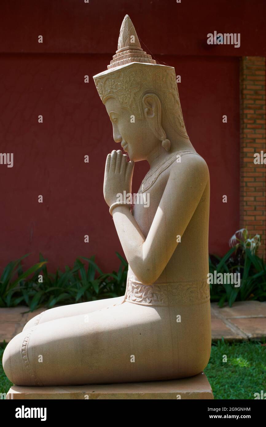 Sudeste de Asia, Camboya, provincia de Siem Reap, ciudad de Siem Reap, estatua de piedra de arena, artesanía local Foto de stock