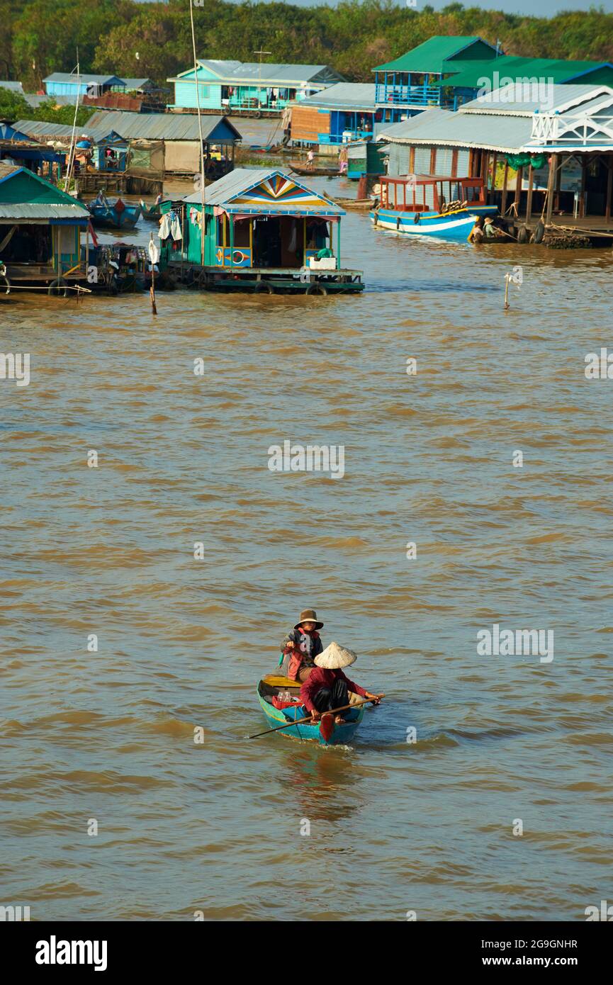 Sudeste de Asia, Camboya, Lago Tonle Sap, Reserva de la Biosfera de la UNESCO en 1997, Chong Kneas, pueblo flotante de vietnamien Foto de stock
